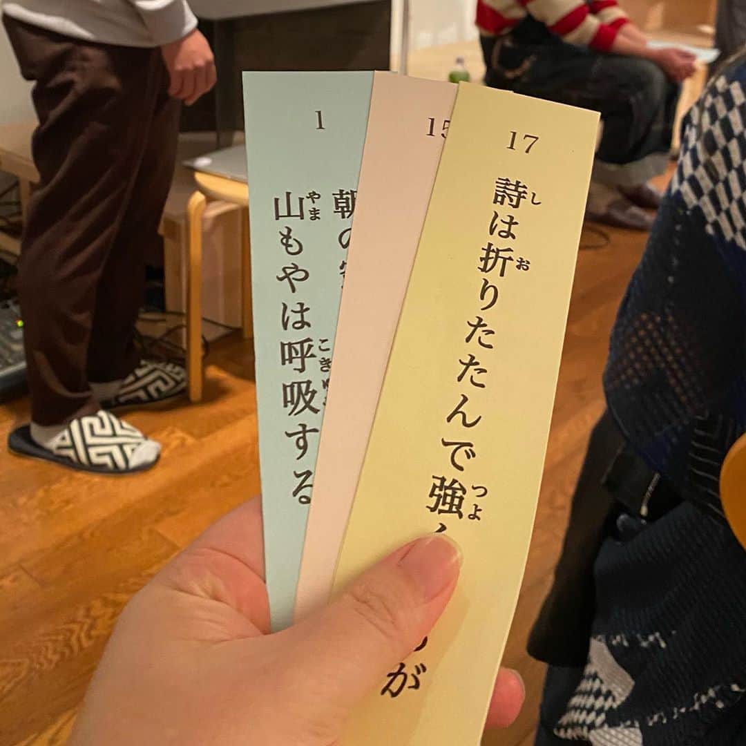 林信行さんのインスタグラム写真 - (林信行Instagram)「昨日は京都で「 #テクノロジーの佇まい 」というイベントに参加。 聞香、お経、講和、詩吟、活花、座談、香りのマリアージュを楽しむディナー、邦楽2.0… 日本の伝統文化と、その延長線上にある革新を一日に凝縮したフルコースの体験だった。  京都ならではのテクノロジー会社、 @muilabo のイベントだ。 伝統的価値観と、テクノロジー時代を丁寧に紡ごうという試み、素晴らしいと思った。  法然院の美しさも素晴らしかったが、登壇者からの話もいずれもインスパイアリングだったので簡単にシェアしたい。と言っても全部を書くと長くなるので、特に感動した花道家／アーティストの上野雄次さんの話に絞るので、興味が湧いた人は、是非とも昨日の私の（誤字だらけの）ツイッター実況を見てもらえればと思う。 https://twilog.org/nobi/date-201017  床の間に見立てた台の上に、故青木亮作の割れた壺をなんとか固定させた後、その日の朝、山科で拾ってきたという樹の枝をバキバキと折って立てたかと思うと、そこかkら光に向かって季節の花、秋明菊を挿した上野氏は「日本文化において床の間がいかに重要か」を語り始めた。 床の間こそが日本の文化の象徴と上野氏。床の間が無ければ、そもそも活け花も生まれなかった。床の間とは３方が囲まれ、正面が開いた空間。この正面は結界で、あの世とこの世を隔っている。「あの世」というのは「死後の世界」ではなく、「この世」つまり現実ではない場所。フィクション。脳の中のイメージを引き出して作られた世界。 　日本人は、そんな床の間を家に持ち、何を飾ったのか。代表的なものは花鳥風月だが、花は見て愛でるもので視覚、鳥は聴いて楽しむもので音、風は触覚で感じるもの、そして月は空想を膨らませるもの。 　これは日本だけのユニークな文化だ。日本の文化は中国や韓国などの大陸から渡ってきたものが多い。例えば着物を売っている店は「呉服屋」、つまり「呉」の国（中国）の影響を受けたもの。でも、「床の間」はそうした輸入した文化でなく、日本にしかない。 　日本人は自分だけのアートギャラリーを家に持つ習慣を作ったのだ。 　では、そこに飾るアートとは何か？例えばイチロー選手がライトから、キャッチャーミットに向けてレーザービーム送球をしてランナーを刺すと、見た人はそれを「アートだ」と言って、そのことに文句をつける人はいない。「人をアっと言わせる技がアート」。多くの人が、アートというと思い浮かべるファインアートは、たまたま広がった１ジャンルに過ぎない。 　では、日本人はなんでそんなにアートを求めるようになったのか。それは農耕民族ならではの苦しみがあったから。濃厚と言っても帝国主義の国は麦作が中心だが、日本は稲作が中心。 　どこでも育つ麦と違って、稲作では人々が１箇所にかたまって住むことになり、それだけにコミュニティーに属することのフラストレーションも大きい。そこで、そのフラストレーションを発散させるために、人々は心のトリップ（陶酔）を求めた。 　アートはすごい技で人々を酔わせることで、その命を救っている。 　帝国主義の国々の考え方は、ゼロサムでどこかが勝てばどこかが負ける。世の中に流通しているお金の量も基本的には一定のはずで、誰か成功して大儲けをしている人がいるということは、その影で損をしている人もいる、ということ。 　これに対して日本人は分け合って、皆で豊かになる方法を知り実践してきた。これからの世界を救うヒントもそこにある。 　ここで上野氏が自らの作品を解説した。底のない割れ壺を台にしたのは、見る人々をアっと思わせたいから。そして木片から花が覗いているが、人は花を見ると、それを人に見立てる。その花がピョンと開放的なところに顔を出し光を浴びているのを見て、人はそこに希望を感じる。 　人々は重力に抗った姿にも心を打たれる。植物というものは、そもそも重力に反して、素直に光に向かって伸びていく。形あるものが生み出す感動の多くはこの「重力への抗い」に起因している。「自分との戦いでした」と振り返るスポーツ選手も、実は重力と戦っていることが多い。人が感動するのは、その上で願望をかなえることで光に向かって素直に伸びる花はその願望を表している。 　話を戻して、日本から床の間が無くなったのは、テレビの普及と同じタイミング。我々から想像力を奪ったテレビが普及しリビングの中央に置かれたことで、床の間が消えた。 　しかし、今日、人々はテレビの代わりにスマートフォンを使い始めている。この画面の小さなデバイスをずっと眺めているのは身体的にもストレスが大きい。だからこそ、今、床の間を復活させるべきだ。 　溜飲が下がる、というのはこういうことを言うのだろう。いちいち納得しかなかった。  (他の出演者についてはFacebook投稿参照)  自分の国の良い伝統文化を語れなくて、どうやって未来に残るものを作れると言えるのか。 人々の生活を変え、社会に浸透するインフラテクノロジーを作っていると自負する人にとって、このイベントで行われたいたような新旧の文化のたしなみは必須ではないかと改めて思った。」10月18日 23時39分 - nobihaya