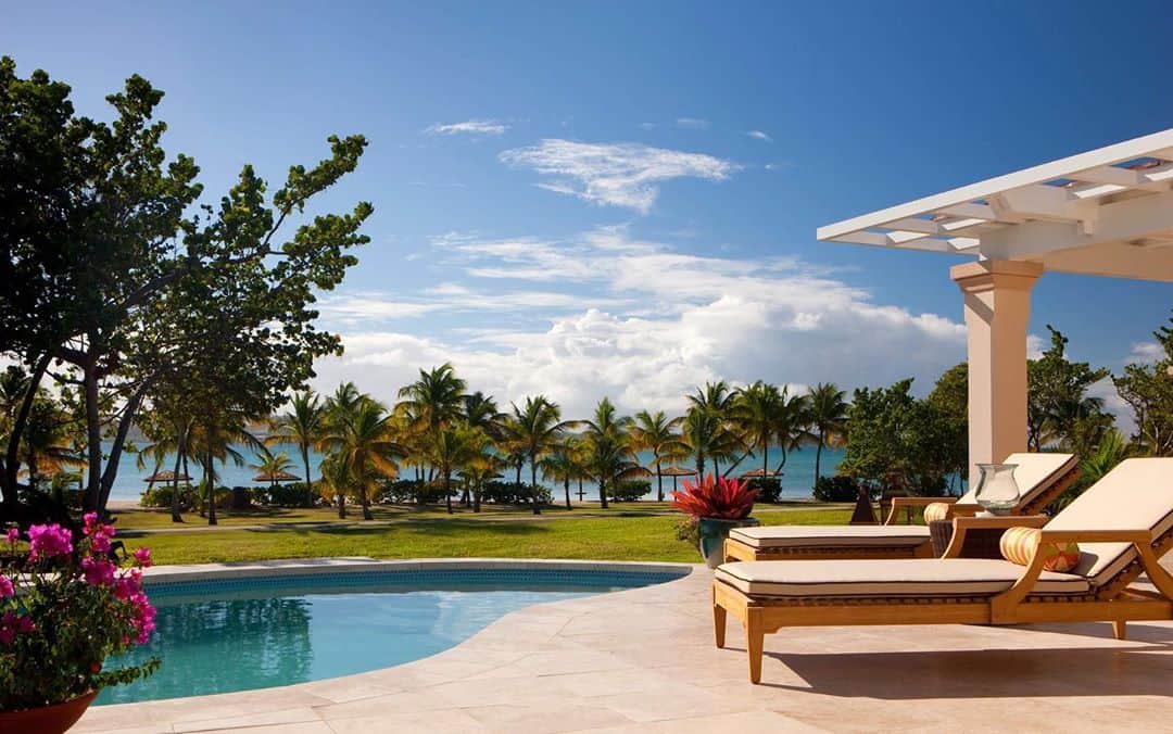 Vogue Taiwan Officialさんのインスタグラム写真 - (Vogue Taiwan OfficialInstagram)「#VogueTravel 位於加勒比海Antigua私人島嶼上的沙灘度假村「Jumby Bay Island」，周圍以綿延的唯美白色沙灘搭配後方安提瓜島的熱帶植物環繞，這裡佔地300英畝，是當地非常著名的頂級度假勝地，不僅有多樣的純別客房，還有獨立別墅，幾步之遙就能抵達沙灘踏浪或是參加各種水上運動。酒店更為入住的房客準備每天3餐、下午茶與葡萄酒可以享用，可說是非常享受又能親近大自然的絕佳選擇。  #加勒比海 #度假村 #海島 #caribbeansea #resort #island @jumbybayresort   🖋#wendych」10月18日 23時40分 - voguetaiwan