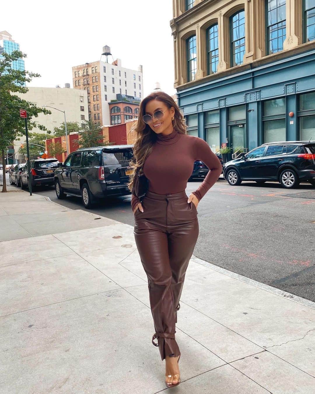 ダフネ・ジョイのインスタグラム：「All Smiles! 🐻 @fashionnova has the best fall styles, obsessed w these pants from them! •fashionnovapartner• Have a great day everyone!」