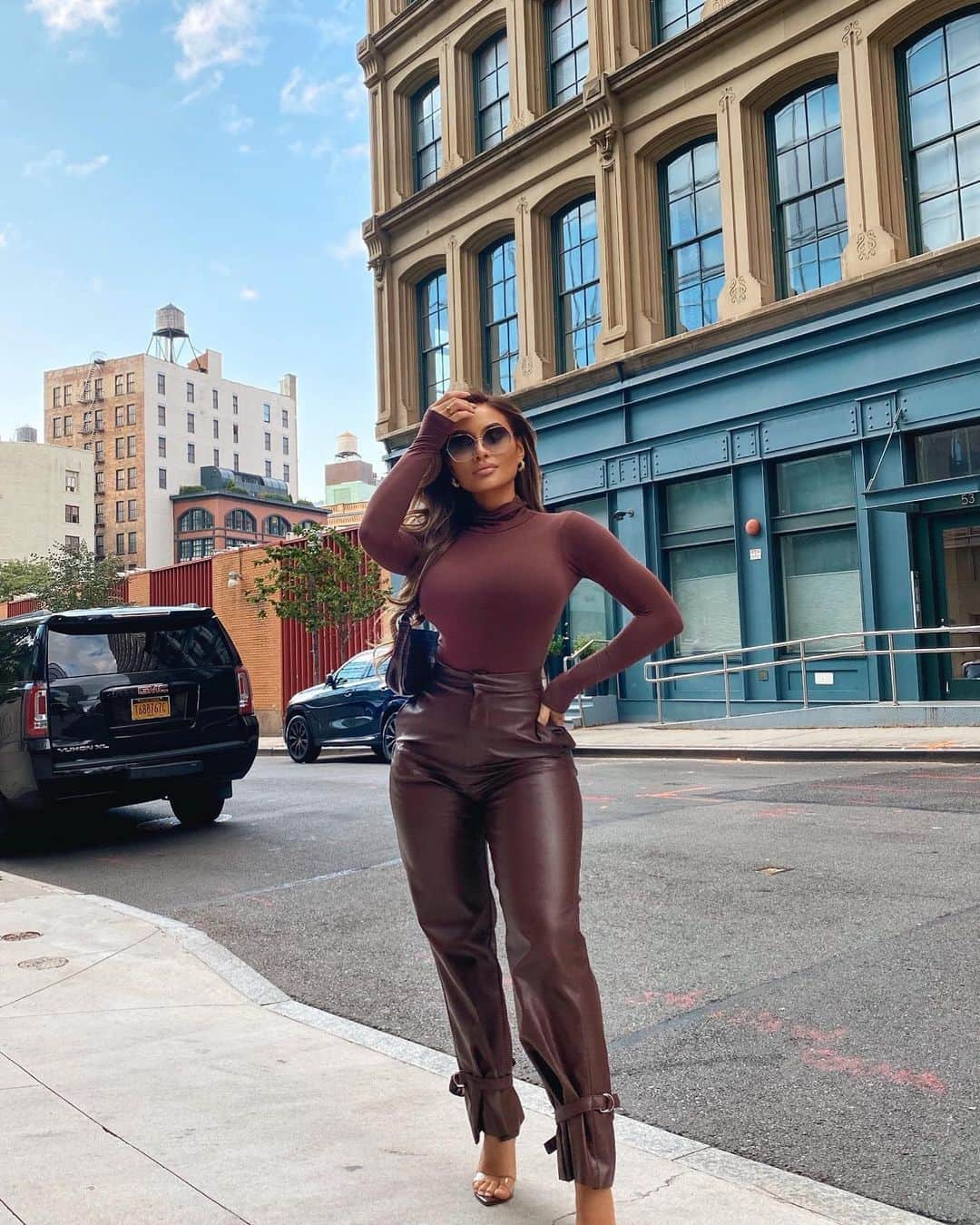 ダフネ・ジョイさんのインスタグラム写真 - (ダフネ・ジョイInstagram)「All Smiles! 🐻 @fashionnova has the best fall styles, obsessed w these pants from them! •fashionnovapartner• Have a great day everyone!」10月18日 23時40分 - daphnejoy