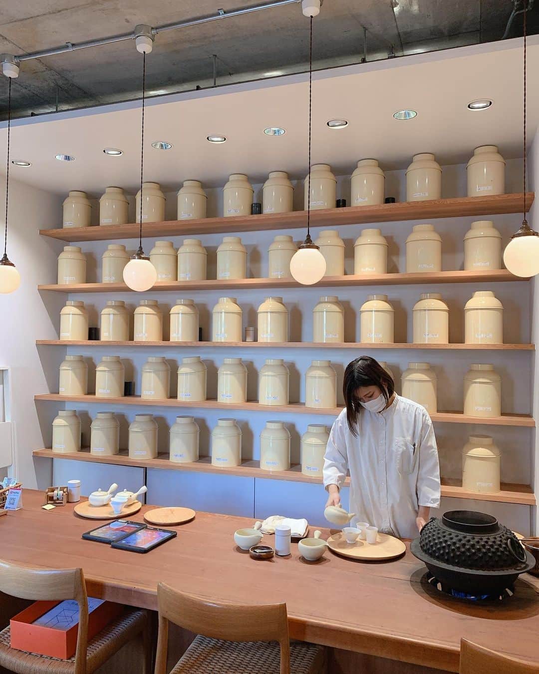 荒木麻里子さんのインスタグラム写真 - (荒木麻里子Instagram)「お茶屋さんとは思えないお茶屋さん🍵 県外のお友達を連れて行ったら面白いなぁ〜と思ってたけど、 めちゃくちゃ地元の友達も目をキラキラさせてた🤩💕 新しいけど歴史を感じる… 鷹匠は魅力的です！ . . . @chagama0503  @passage_takajo  #鷹匠  #鷹匠カフェ  #静岡カフェ  #静岡市カフェ  #お茶屋さん  #お茶屋カフェ  #ocha #greentea #greentealover #macha #」10月18日 23時42分 - marilyn198612
