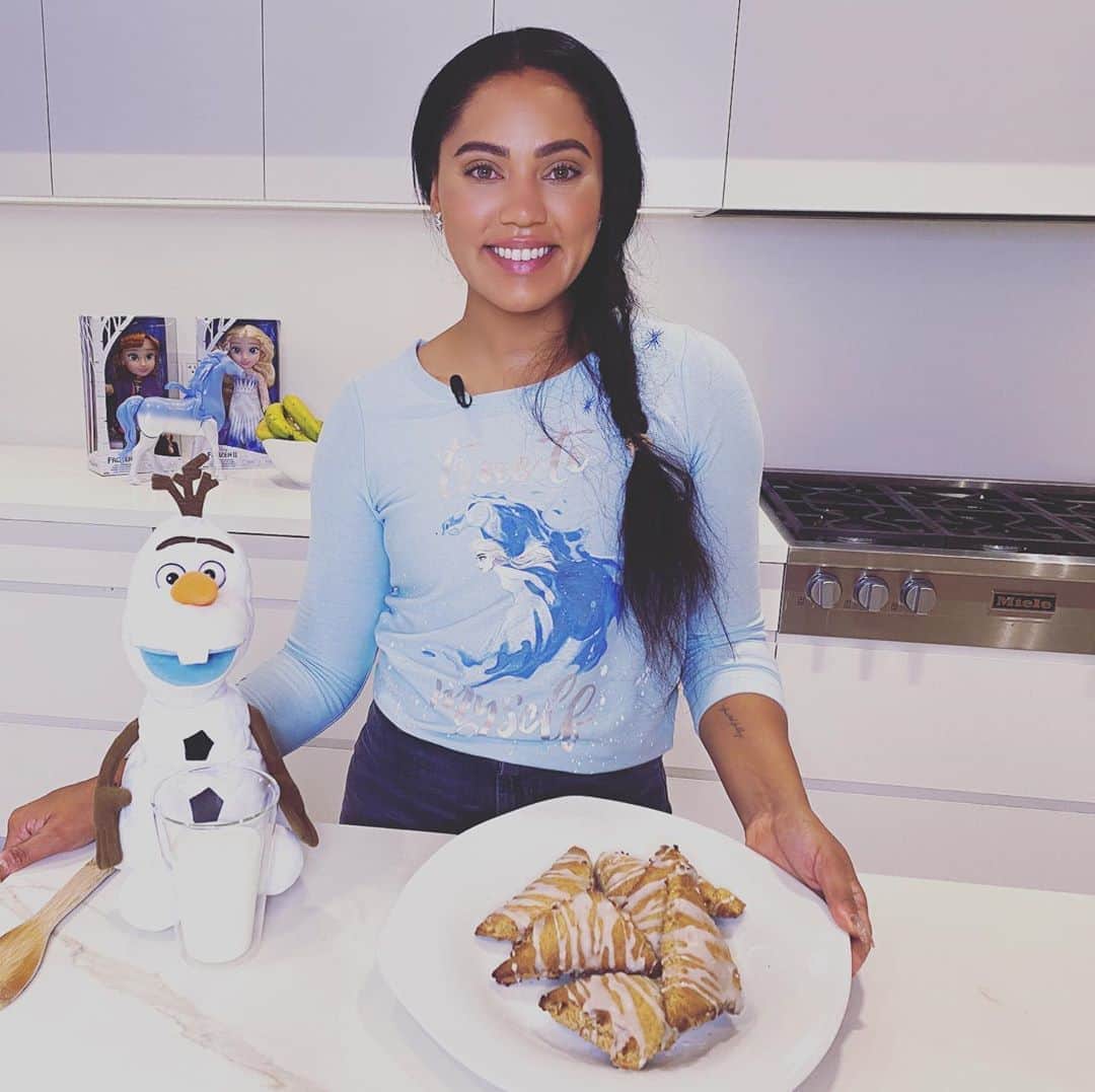 エイヨシャ・カレーのインスタグラム：「Are you ready to take a journey into the Enchanted Forest with me? Grab your family and go to www.disney.com/frozenfanfest to tune-in to the #FrozenFanFest Virtual Playdate! The fun starts at 9am PST. @disneyfrozen #ad」