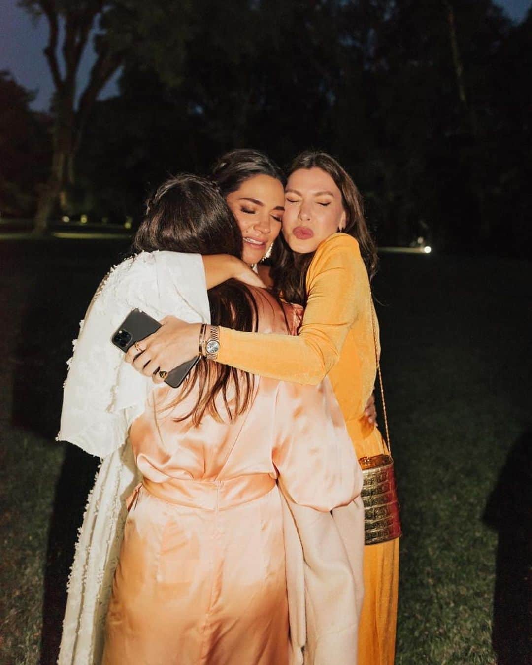 Glam4Youのインスタグラム：「Quanta felicidade em estar com você nesse dia @belpimenta 🙏🏻💖 Te amo demais. Amo demais vcs 💖 Uma vida de felicidades pra vocês  Tks pela foto linda @managollo」