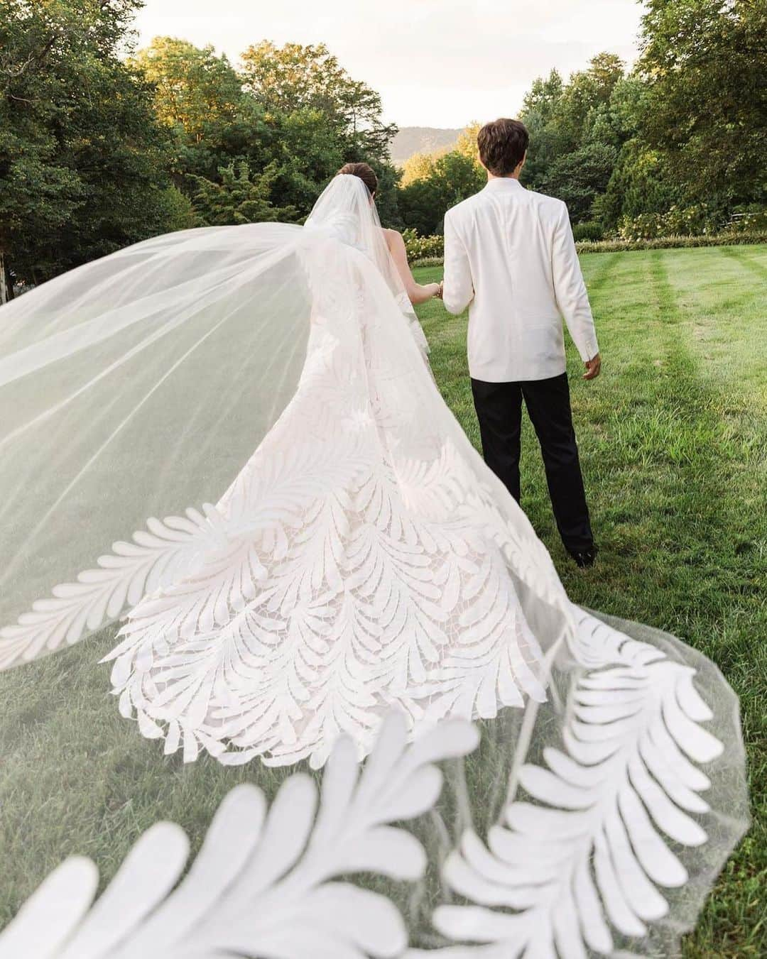 オスカーデラレンタさんのインスタグラム写真 - (オスカーデラレンタInstagram)「And the rest was history. @oscardelarenta's very own Global VP of Direct to Consumer Sales donned the #odlrbridal fern gown for her Virginia wedding. Congratulations Laura and David!   Photographed by @patricialyonsphotography.」10月18日 23時54分 - oscardelarenta