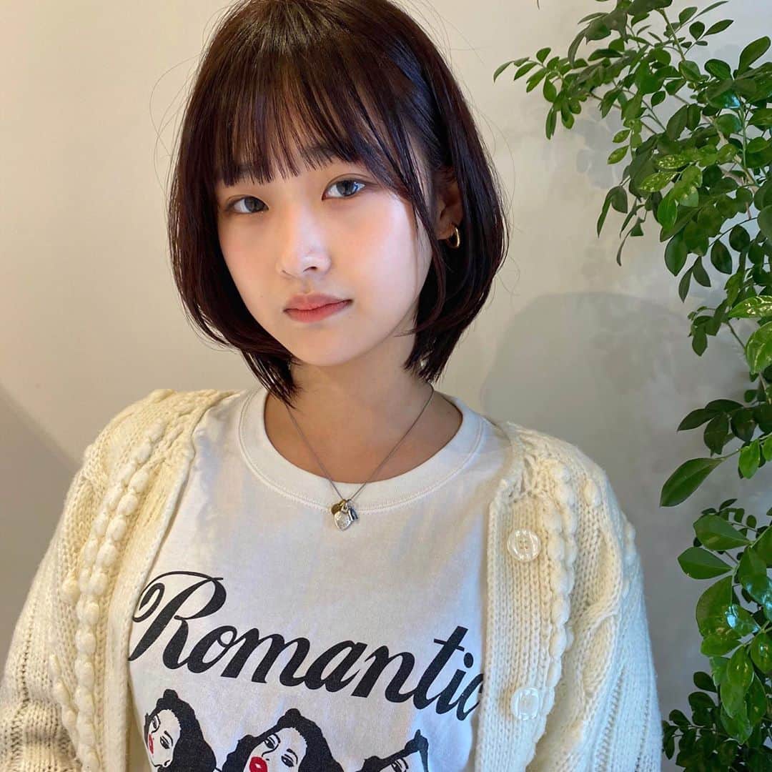 水嶋いとのインスタグラム：「・﻿ 先日、カラーとカットしてもらいました✂︎﻿ ﻿ 秋っぽいカラーにして欲しいというアバウトすぎるお願いを叶えてくださった…☺️♡﻿ ﻿ ﻿ ありがとうございました！﻿ @yodamizupi ♡ ・﻿ ・﻿ ・ #レイヤーカット #レイヤーボブ #ミディアムボブ #秋カラー #暗髪カラー」