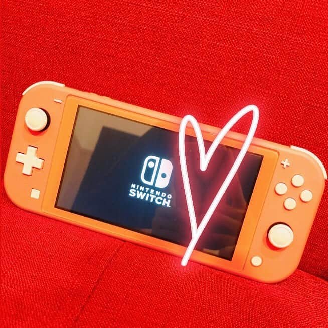 美沙玲奈のインスタグラム：「今日から僕の相棒です🎮💚 最初にダウンロードしたのは、 ボンバーマンとマリカーとテトリスです👻  #switch #switchlite #pink #game」