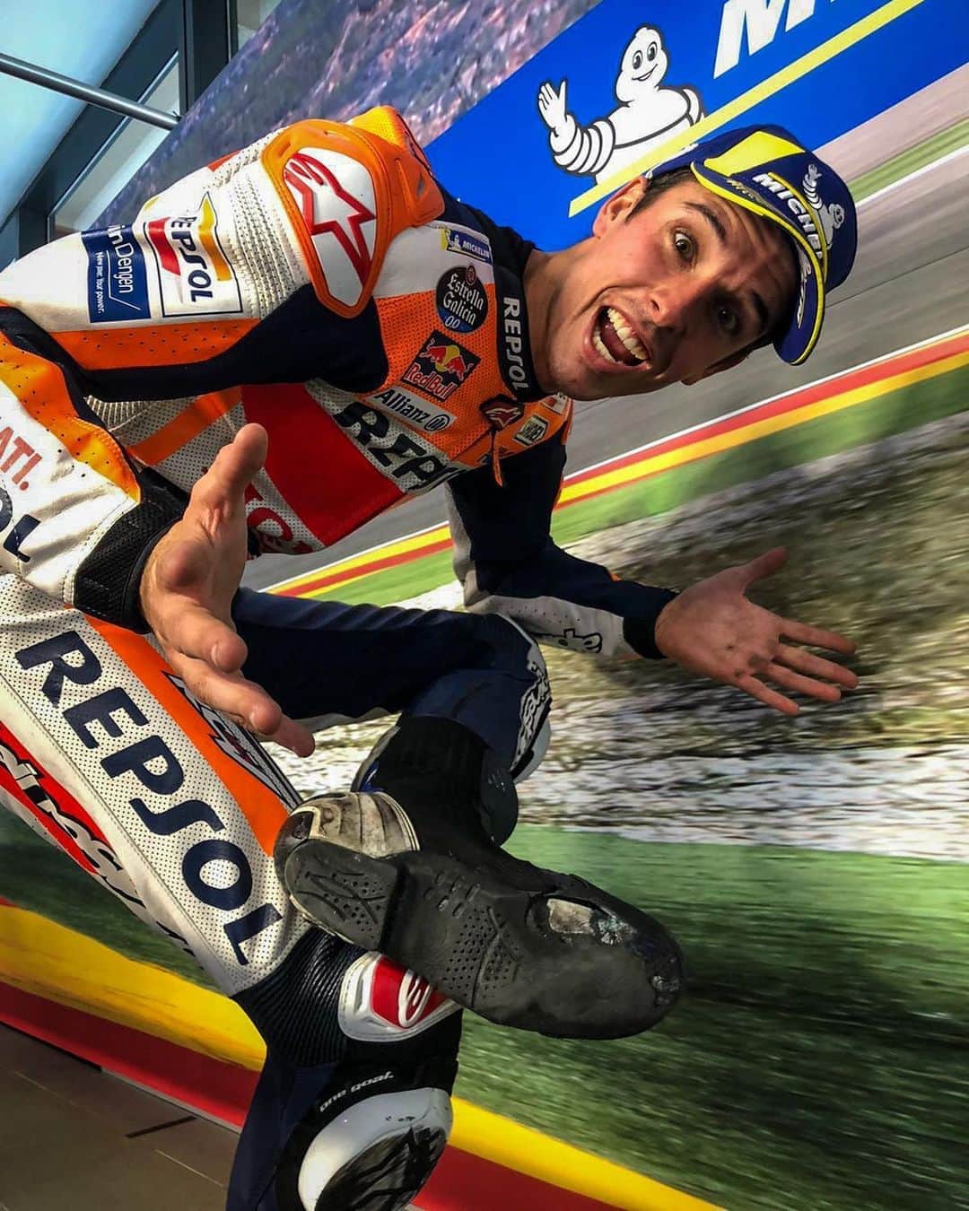 MotoGPさんのインスタグラム写真 - (MotoGPInstagram)「This is what happens when you give your everything on track 😱😅🙈 #AragonGP 🏁」10月19日 0時04分 - motogp