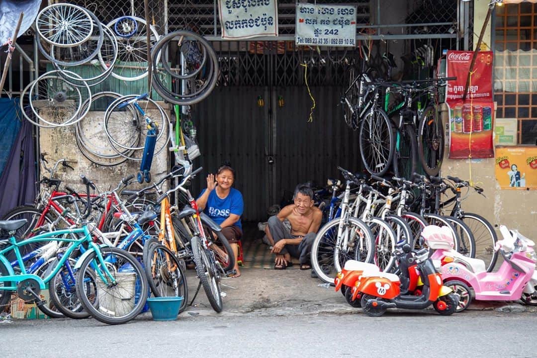 Shunsuke Miyatakeのインスタグラム：「A couple owning a bicycle shop asked me whether I remembered them or not. I said “of course” and they waved me. I bought an used bicycle from them 4 years ago.」