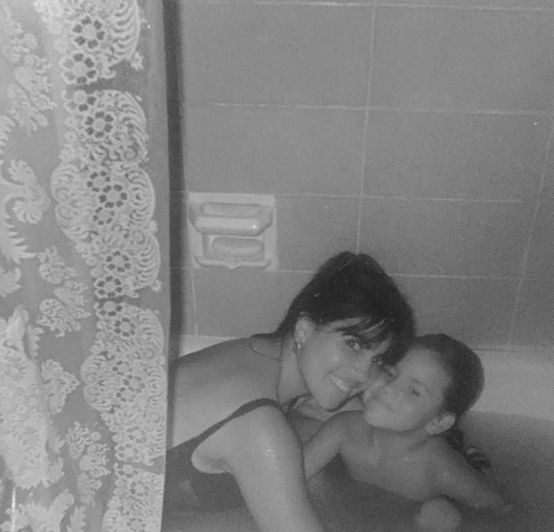 レアンドロ・ダニエル・パレデスのインスタグラム：「Feliz día a todas las madres 🎉❤️ en especial a ustedes dos que son las que me dieron todo en esta vida las amo con mi toda mi alma ❤️ @ccamilagalantee @mylibenitez ❤️」