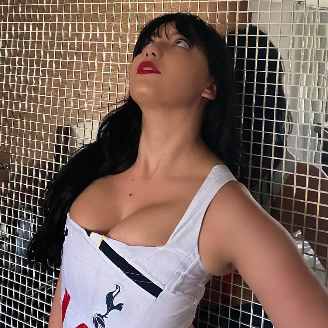デイジー・ロウのインスタグラム：「COYS 💙🤍 the ultimate corset made by @hattie.crowther from a @spursofficial shirt aka MY DREAM 🤍💙」