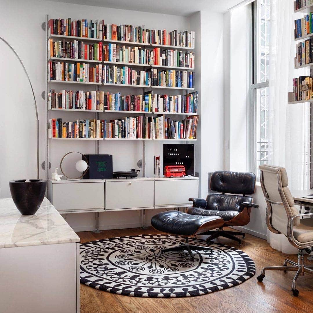 Herman Miller （ハーマンミラー）さんのインスタグラム写真 - (Herman Miller （ハーマンミラー）Instagram)「We're loving the look of the Eames Lounge Chair and Ottoman in @ninabarniehblair's space. And with that bookshelf, we'd simply never leave! Shop the Eames Lounge to create your own book nook today.  #hmathome」10月19日 0時00分 - hermanmiller