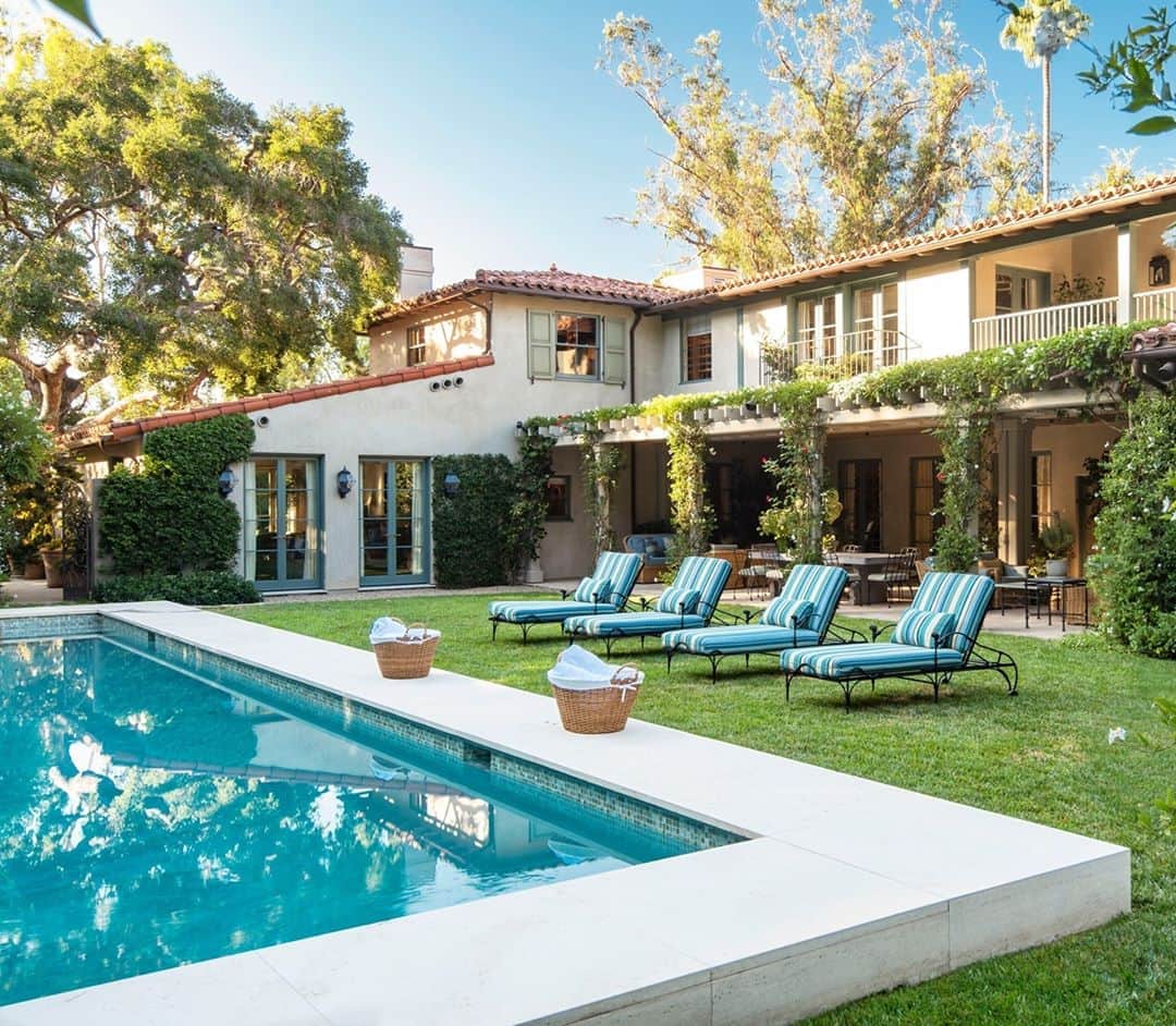 ELLE DECORさんのインスタグラム写真 - (ELLE DECORInstagram)「Closely resembling a classic Mediterranean villa—with it's terra-cotta roof tiles, stucco walls, and all—this Beverly Hills home is filled with surprises. Designed by @michaelsmithinc, the nine-bedroom home belongs to his long-time clients, who are globe trotters who favor decor inspired by their travels. By the pool, the chaises longues are in a Prestigio fabric. Click the link in bio for the full tour as seen in our November 2020 issue. Written by @janellezara; photography by @themichaelmundy.」10月19日 0時00分 - elledecor
