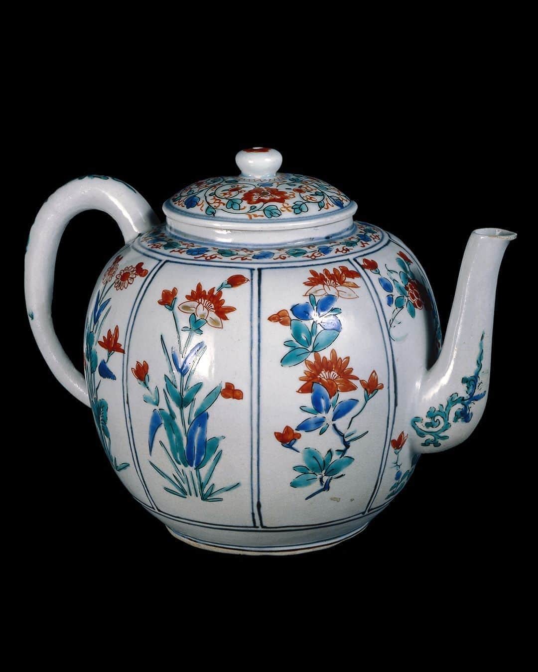 のインスタグラム：「☕ Time for a spot of tea ☕  This elegant Japanese teapot dates to the late 17th century, and was likely made for export to Europe. The new fashion of tea-drinking meant that much of the porcelain imported to Europe during this time was associated with tea, which was becoming cheaper and more accessible.  It proved to be a popular design. Later, copies of teapots like this were also made in China.   We’ve got the perfect Sunday teatime read for you – sit down with a cuppa and delve into the origins of afternoon tea in our tea-rific blog – link in bio.   🔎 Porcelain teapot with overglaze red, blue and green enamels. Hizen, Japan, late 17th century.  #AfternoonTea #Tea #BritishMuseum #porcelain」