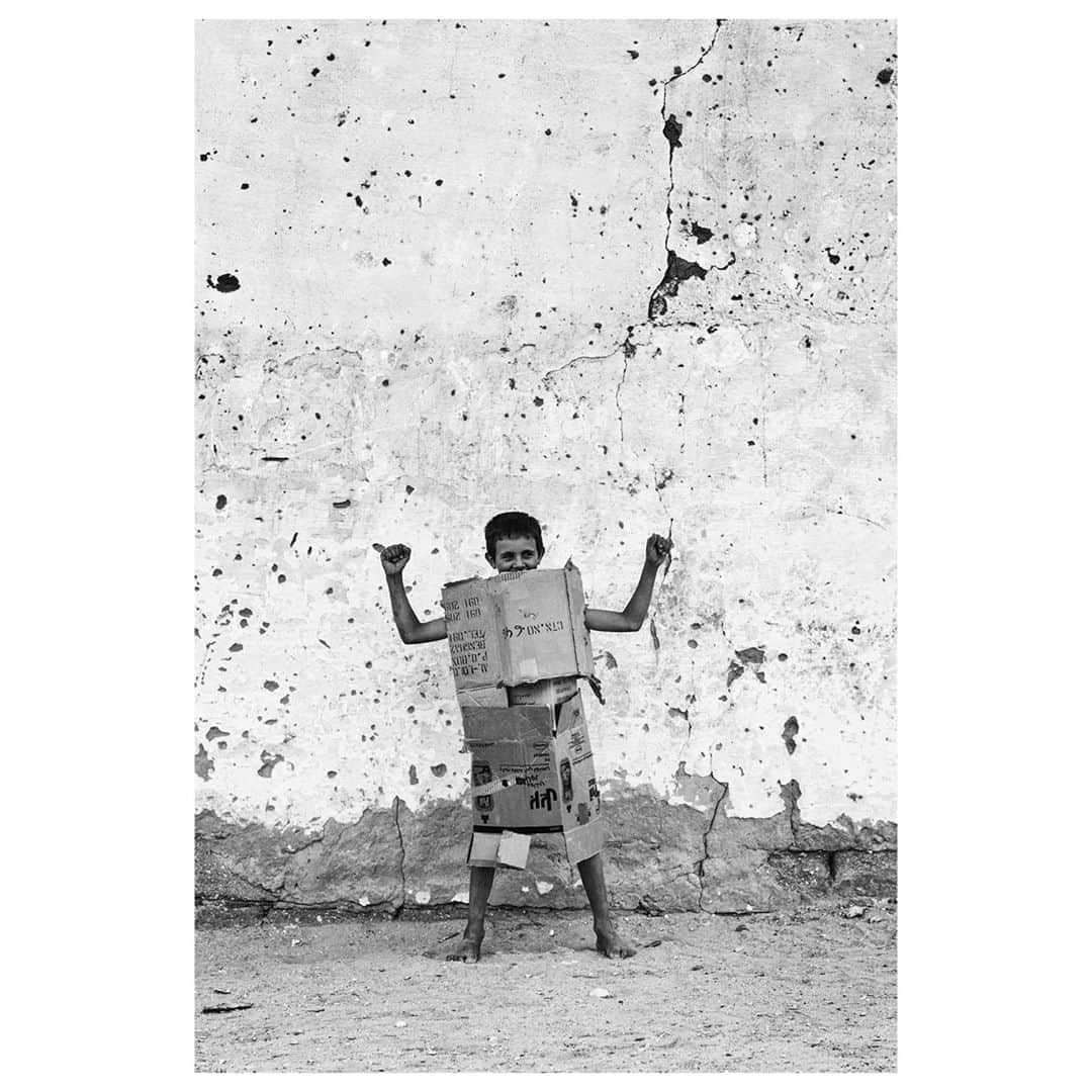 Magnum Photosさんのインスタグラム写真 - (Magnum PhotosInstagram)「A boy playing with cardboard armor. Tunisia, Mdhilla. 2015.⁠ .⁠ © @ziedbromdhane/#MagnumPhotos」10月19日 0時01分 - magnumphotos