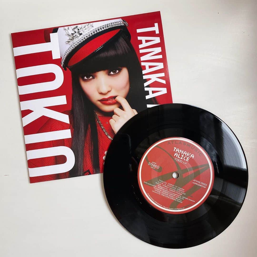 TANAKA ALICEのインスタグラム：「「TOKIO」アナログリリース決定‼︎❤️  6年前に配信、CDでリリースした「TOKIO」のレコード盤(アナログ)のリリースが11月3日に決まりました‼︎😭  初のアナログリリースになるので是非皆さんにアナログ盤でも楽しんで頂けたら嬉しいです！❤️  アナログは、ジャケットも大きくてディスプレイするだけでもかわいいし、実は今回のジャケットはTokyo Girl2 のジャケットの時に撮ったものなんだけど、Tokyo Girl2のCD盤を出す時に最後の最後までどっちのジャケットにするか迷って使わなかった方のジャケットなの！ ストリーミング配信ではこの写真を使ってたから知ってる人もいると思うけど、手に取ってみれる形に出来た事がとても嬉しい😆 是非手に取ってジャケットも楽しんでほしいです！❤️  アトラスショップ他で予約スタートしてますので是非チェックしてみてください‼︎🙌🏼 アトラスショップにはホームページのShopからいけます。また私のインスタにURLも貼っておくので、そこから飛んで是非チェックしてみてください！😘  Finally I could share this with you guys!😭❤️ I’m gonna release the vinyl version of “TOKIO” in November 3th! You can pre-order it so please check it out from my IG profile!  This is gonna be my first vinyl❤️soooo excited✨  #tanakaalice#tokio#vinyl #record#preorder」
