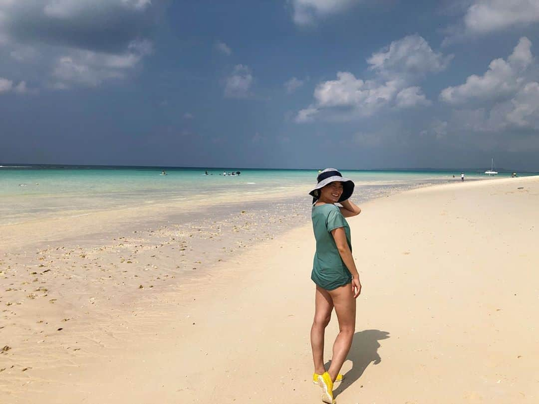 上野真衣のインスタグラム：「東洋一の海で❤️ 遠浅でゆったりの波に揺られながらのんびり。 ・ #与那覇前浜ビーチ  #与那覇前浜 #東洋一美しいビーチ  #宮古島ビーチ #天国の海  #chilltime  #南国リゾート  #南国楽園」