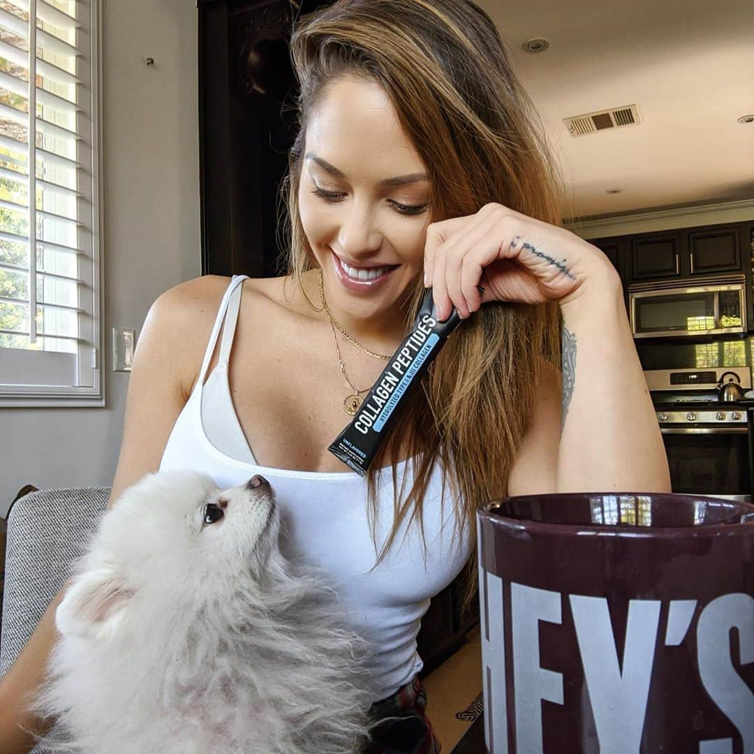 ブリトニー・パーマーさんのインスタグラム写真 - (ブリトニー・パーマーInstagram)「©️©️©️ Coffee, Collagen and Cuteness 🥰 @sportsresearch  Code: Brittney gets you a discount! Www.sportsresearch.com #teamsweetsweat」10月19日 0時05分 - brittneypalmer