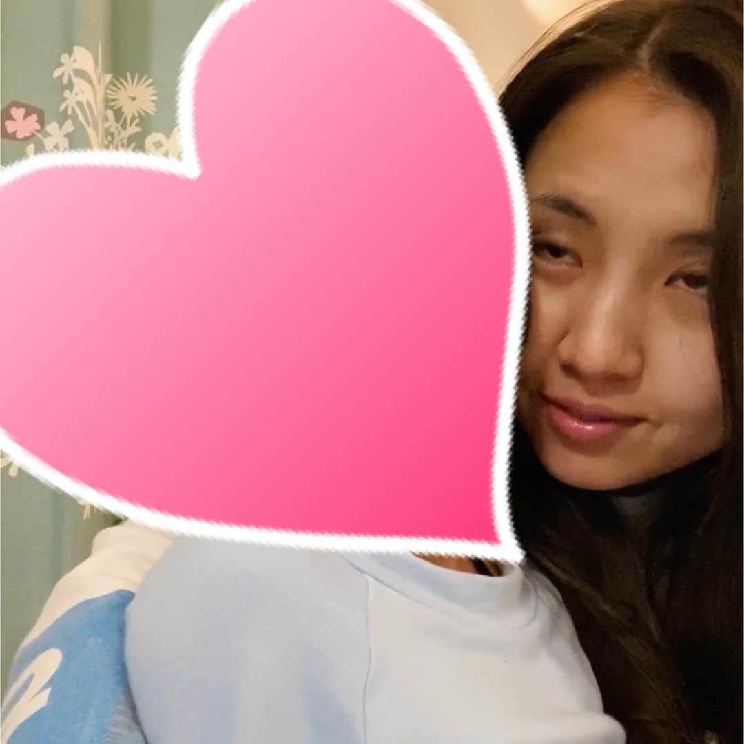 阿部真央のインスタグラム：「息子が2ショットで動画撮ってくれて 親バカ目線でめっちゃ可愛い場面スクショして保存しようと思ったら息子の横に妖怪居たわ。  おやすみ♡  まお」