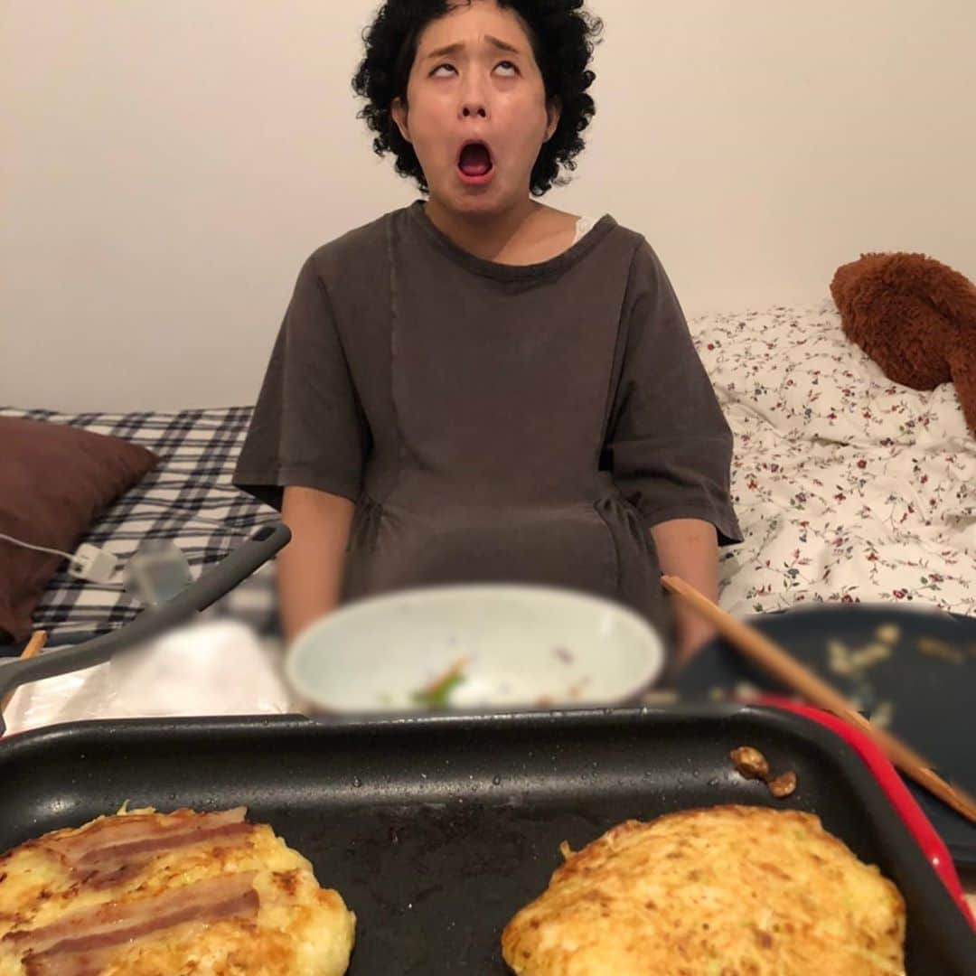 ゆうりさんのインスタグラム写真 - (ゆうりInstagram)「・ ごめんなさい。 私も家でお好み焼きを食べると こーなります。。。 ・ ・ #明日から月曜日 #みんなで迎えれば怖くない #ゆうりお母さん #母直伝のお好み焼き #再現したら美味しかったけど柔らかくなりすぎた #かつおぶしはここでしか活躍しないのでたんまり使うタイプ #体歪みすぎていつも服の位置ズレてる #目の前にこんな彼女いきなり現れても動じないのありがとうございます #顔が奇跡的に悲劇的 #ムンクの叫び #表情筋どうした #26歳の素顔 #きもかわいいってことでもいい？ #お好み焼き #おうちごはん #おうちごはんのハッシュタグにこれ出てきたら怖いだろうな #おやすみ」10月19日 0時07分 - i_am_yuurich