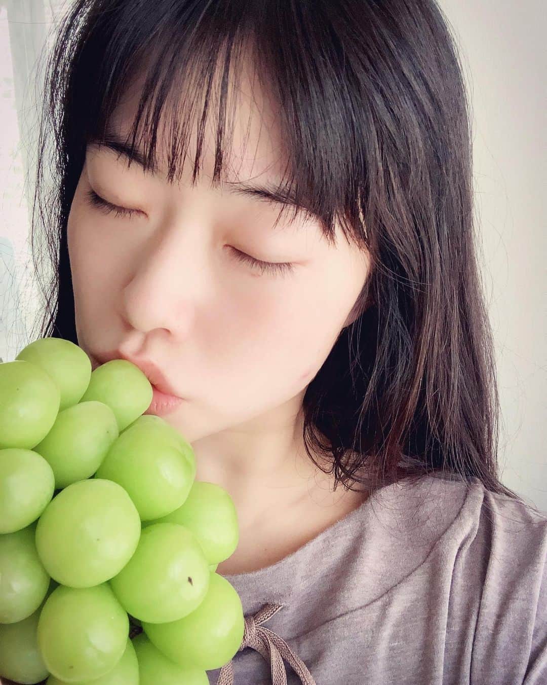 小田飛鳥さんのインスタグラム写真 - (小田飛鳥Instagram)「頂いた #シャインマスカット 、遊びに来てくれた弟夫婦と美味しく頂きました🍇 #金太マスカットナイフで切る #つボイノリオ 様好き過ぎる」10月19日 0時08分 - asuka_oda_0320