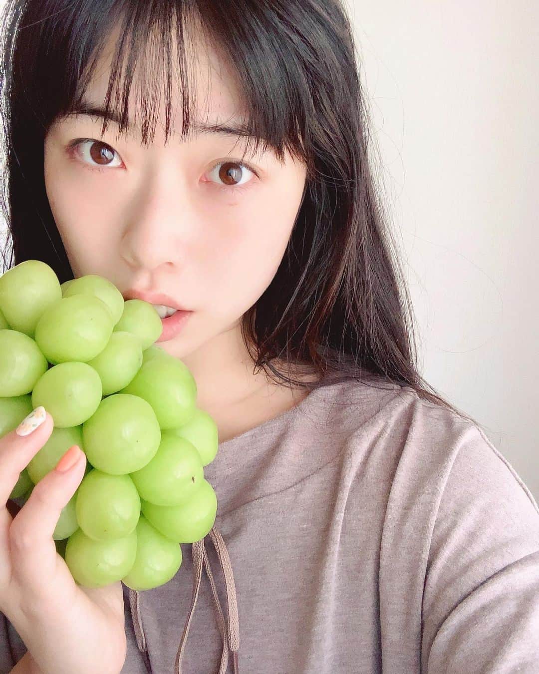 のインスタグラム：「頂いた #シャインマスカット 、遊びに来てくれた弟夫婦と美味しく頂きました🍇 #金太マスカットナイフで切る #つボイノリオ 様好き過ぎる」