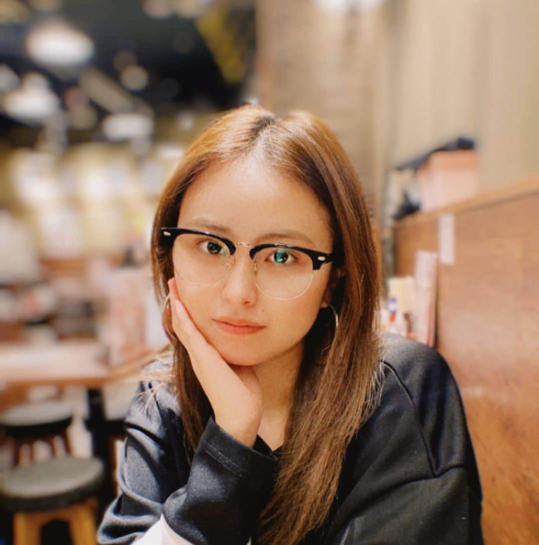 脇田もなりさんのインスタグラム写真 - (脇田もなりInstagram)「眼鏡👓 最近髪型変えたくて仕方ないなぁ✨ おやすみなさい😴  #📷 #photo #2020 #👓 #おやすみなさい」10月19日 0時20分 - monariwakita