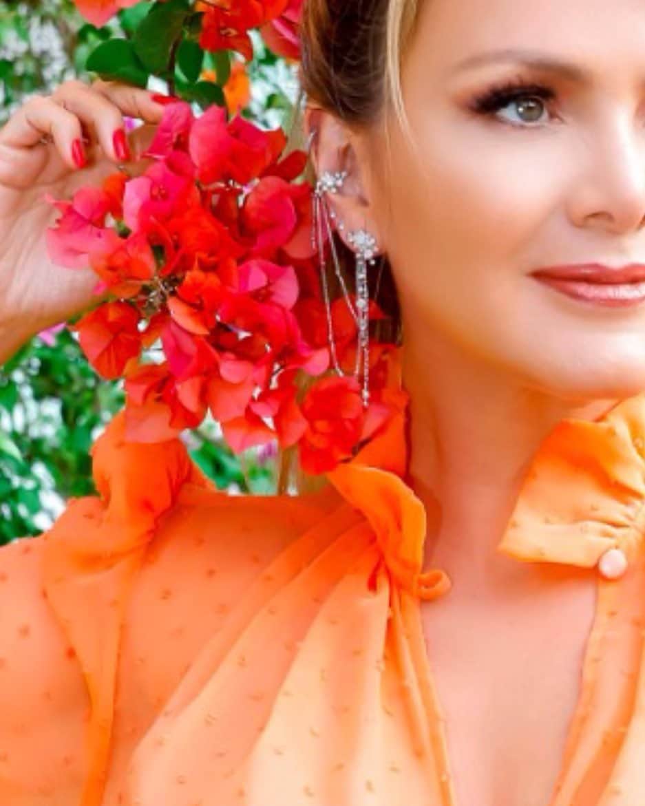 Eliana Michaelichin Bezerraのインスタグラム：「“NÃO TENHA PRESSA MAS TENHA RUMO”. Um lindo dia pra todos nós! Espero vcs as 15h no SBT. #programaeliana #minhamulherquemanda #detalhes」