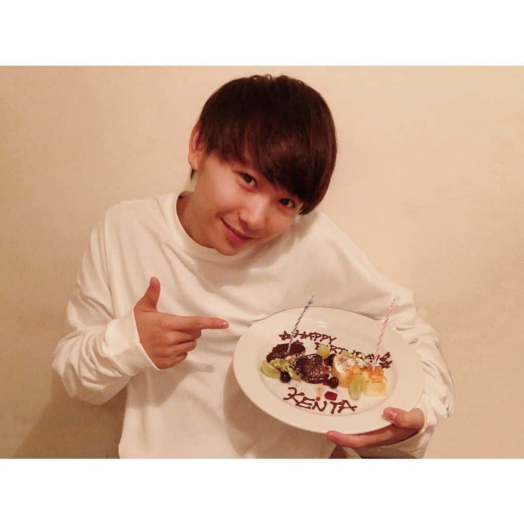 須賀健太のインスタグラム：「2020.10.19 私、須賀健太26歳になりました。 いつも応援して下さってる皆様、 本当にありがとうございます。 20代も折り返して四捨五入したら30歳…早いなぁ。 ちゃんと歳とってます。笑 走った時の息切れの早さとかね…笑  今年は本当に大変な年で、 正直不安だらけで。 作品が中止になったり、目に見えて業界も変わって… ありがたいことに今まではたくさんの作品に出させて頂いて、深く考えるタイミングもなかったんだけど、 この何ヶ月かは須賀健太の存在意義というか… そういう所まで考えさせられて。 （普段から深く考えましょう。笑）  ずっと笑ってました！ とは言えない1年だったけど… やっぱり根底にあるのは応援してくれる皆さんと、自分の周りにいる人達が笑ってくれるような…おぉ！と思ってもらえるような、 そんな活動をしていきたいと一層思いました。  30歳に向けて… より充実した一年に出来るように精進します。 ついてきて下さい。  須賀健太」