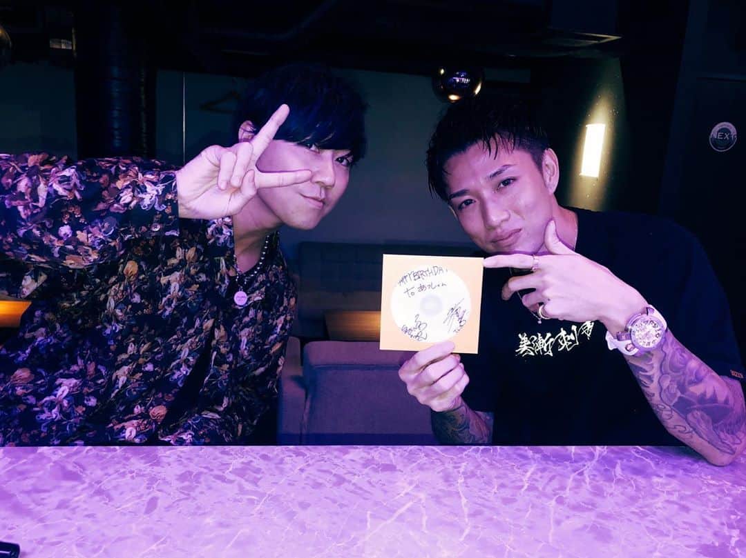 TAK-Zのインスタグラム：「あつしくんはっぴーばーすでぃ🎉 チェホンと世界にひとつのdiaryを贈りました！ 心からおめでとう👏🏽☺️ @bizentattoo」