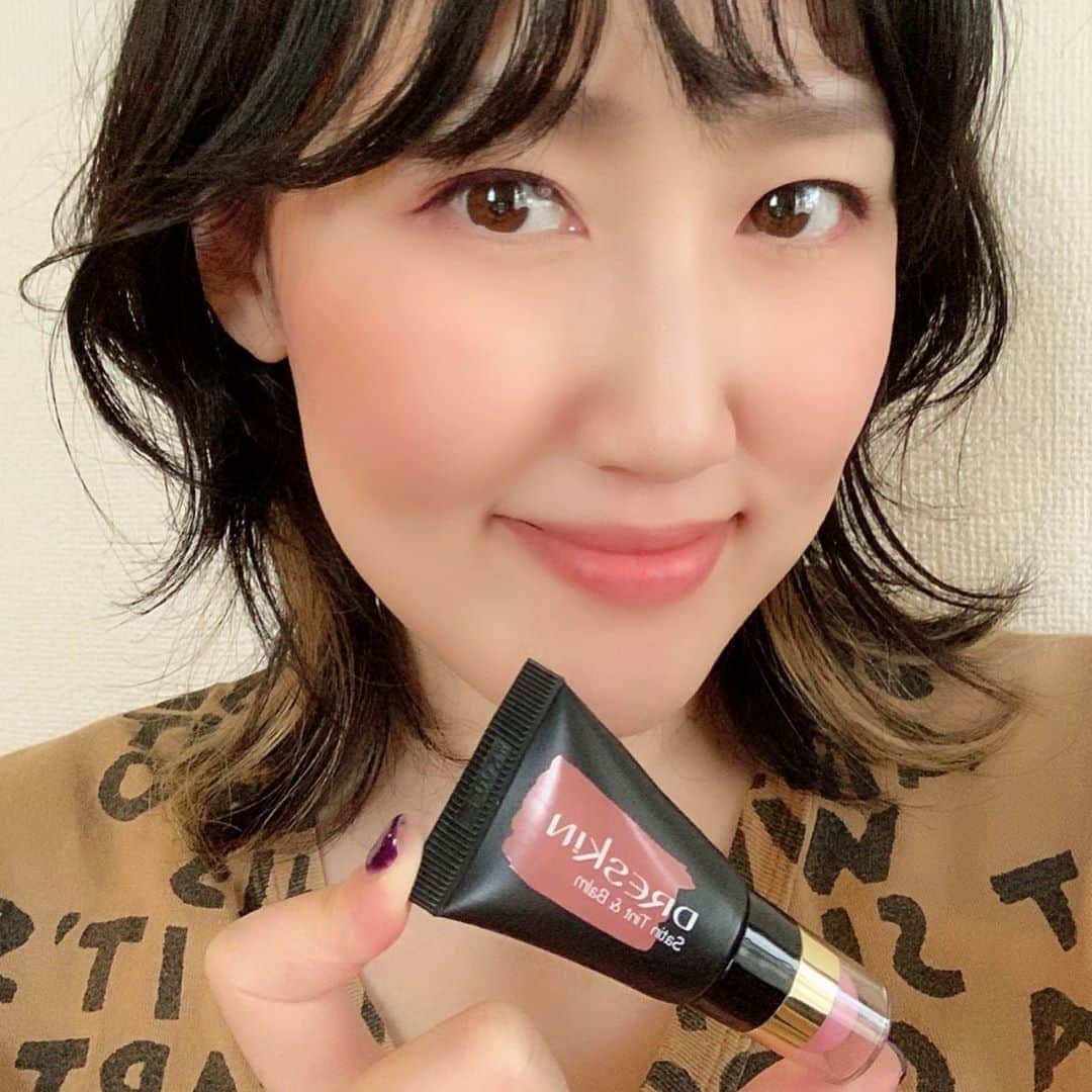 黒木絵里のインスタグラム：「・﻿ ・﻿ 最近ハマっている韓国コスメ「DRESKIN」(ドレスキン)。﻿ ﻿ 韓国の有名ヘアメイクアーティストの方が作ったコスメらしいのだけど、マスクにもつかないティントリップが秀逸。﻿ ﻿ ティントリップっていうと唇がカピカピに乾燥するイメージだけど、このサテンティント&バームというアイテムは、ティントをつける前の下地がついていて唇の縦じわも目立たなくしてくれるから乾燥感がまず見えない！﻿ ﻿ そしてティントリップ自体は、テクスチャーがバーム状なので保湿感でしっとり密着。﻿ ﻿ 唇がパキパキにならない秀逸ティントバーム。﻿ 特に好みなのは、このカームダウンヌードかな。﻿ ﻿ 色んなところで安値で出回ってるらしいけど、そういうのって何かあったときの保証がなかったり使用期限が切れていることもあるから、きちんと正規代理店で買うのが安心！と思って「日本正規総代理店」となっているショップから買いました。﻿ ﻿ インスタのプロフィールにリンク貼ってあるので、興味のある方は是非チェックしてみてくださいね！ ・ @dreskin_japan ﻿ ﻿ #DRESKIN﻿ #ドレスキン﻿ #韓国コスメ﻿ #ティント﻿ #リップ﻿ #メイク﻿ #バーム」