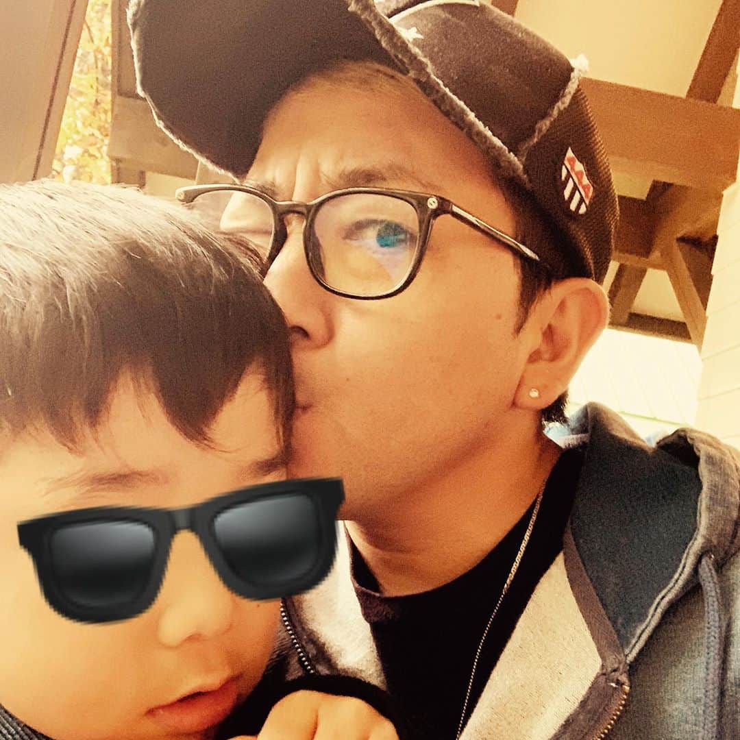 平尾勇気のインスタグラム：「#Neoキャンプ🏕 #BBQ🍖🔥   愛する子供達と、 都会を抜け出して、 大自然に⛰  パパ… 慣れない火起こしに 苦戦したけど🔥  子供達はニジマスたくさん 釣ってくれた🎣  お肉に🥩お魚🐟 美味しかったね😋  マジで、いやマジで…  最高に癒されました！  人生ラブだね💙  平尾勇気  #コテキャンプ #camp  #バーベキュウ🍖🍺  #bbq #愛する子供達と #久しぶりのおでかけ🚗  #都会を抜け出して #大自然に #パパは火起こし苦戦したけど #なんとかうまくできました（笑） #皆んなで釣ったニジマスが #最高に美味しかった😋  #やっぱり自然は最高 #またいこうね #愛する子供達へ #人生ラブだね💙 #平尾勇気」