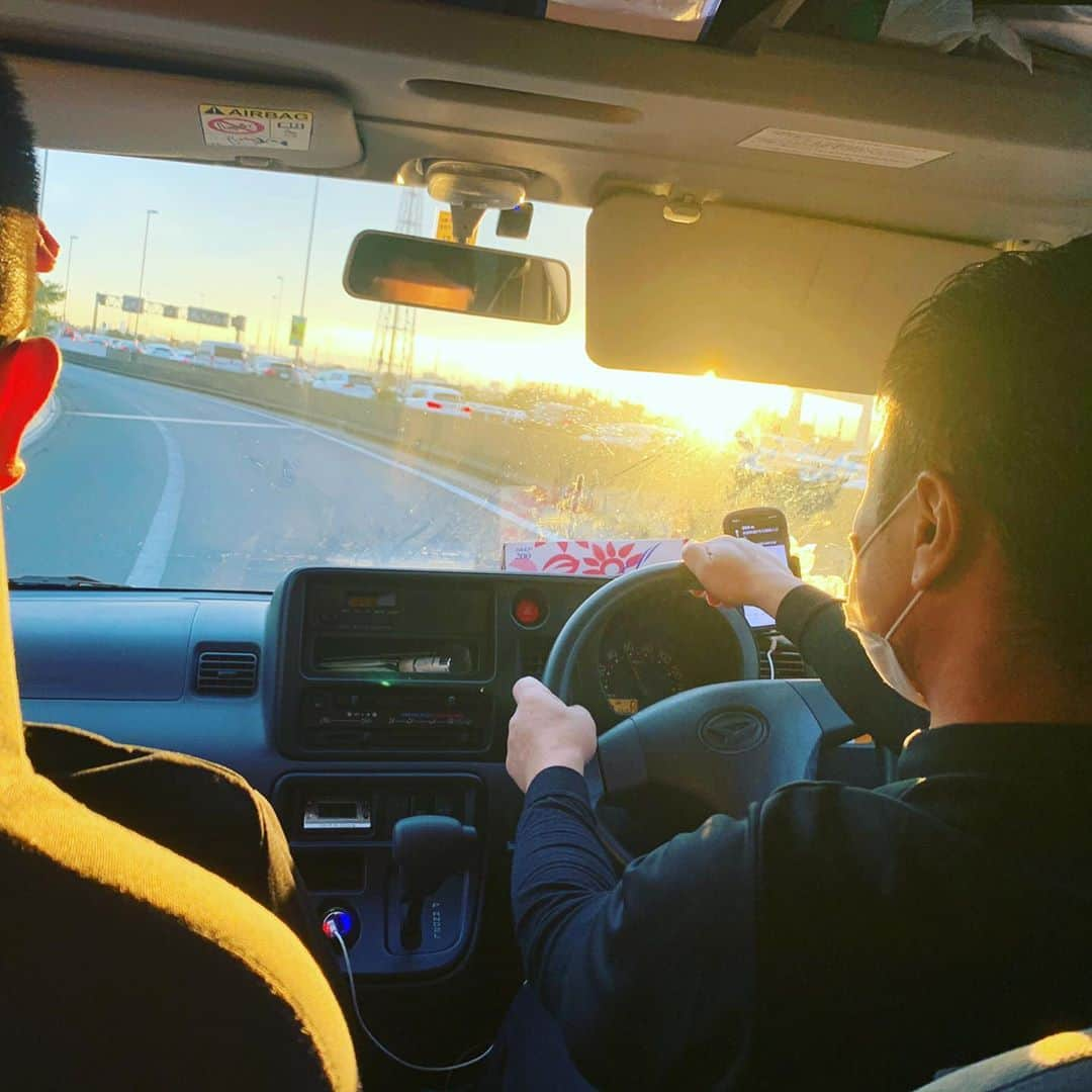 入江慎也さんのインスタグラム写真 - (入江慎也Instagram)「ピカピカゴーで現場から帰っている夕方です。  目標に向かって頑張ります。  やるしかないです  #株式会社ピカピカ #セカンドキャリア #清掃業 #夕陽 #ハウスクリーニング」10月19日 0時27分 - oreirie0408