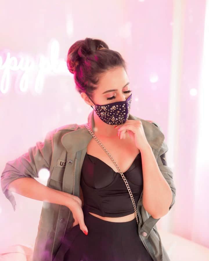 のインスタグラム：「I like my base to look super natural and @maybelline’s FIT ME range is a perfect #SKINFITMASKFIT !  Whatever your concern maybe from blemishes to dark circles to uneven skin tone, just one swipe of concealer and TADA!  It’s non comedogenic and oil free too!   📸 @duagunjan  #MayebllineFitMe #MaybellineIndia #sponsored #Aakritirana」
