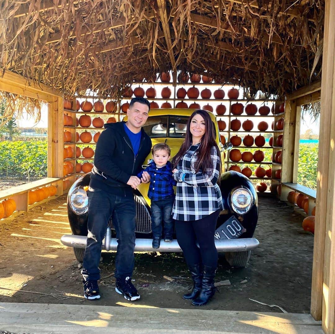ディーナ・ニコール・コルテーゼのインスタグラム：「fun filled fall day with family🧡 🍂🍁 ( we wore masks (except for in pics) and sanitized everything we touched and our hands after )」