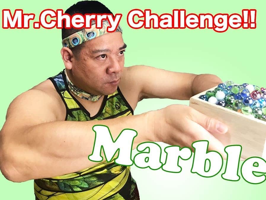 チェリー吉武のインスタグラム：「【Most marbles moved with chopsticks】 Guinness World Records Chopsticks Champion Carrying Marbles with Chopsticks🥢🔴  ビー玉箸運び ギネス世界記録は1分間で43個のビー玉を運ぶです。 チェリーゴー🍒 #guinnessworldrecord #Challenge #mrcherry #officiallyamazing #ギネス世界記録 #チェリー吉武 #チャレンジ #🍒」