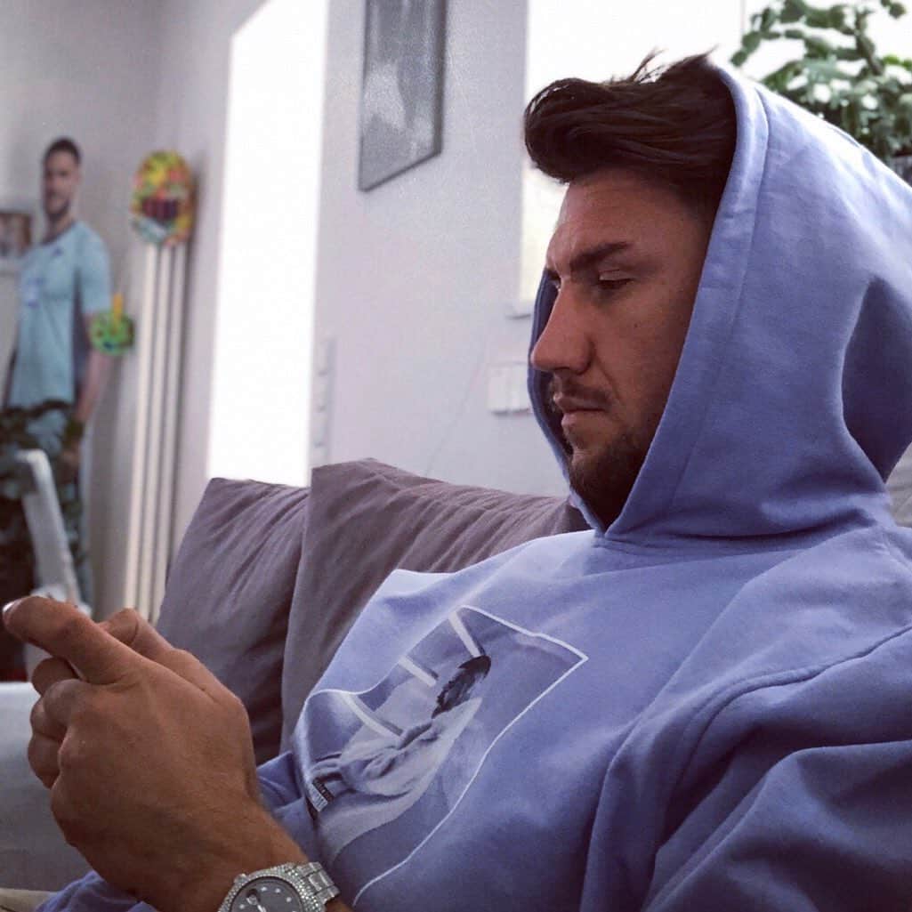 エルミン・ビチャクチッチのインスタグラム：「🖥🎮🟣 #sundayvibes #sundayfunday #recovery #trusttheprocess #thatway」