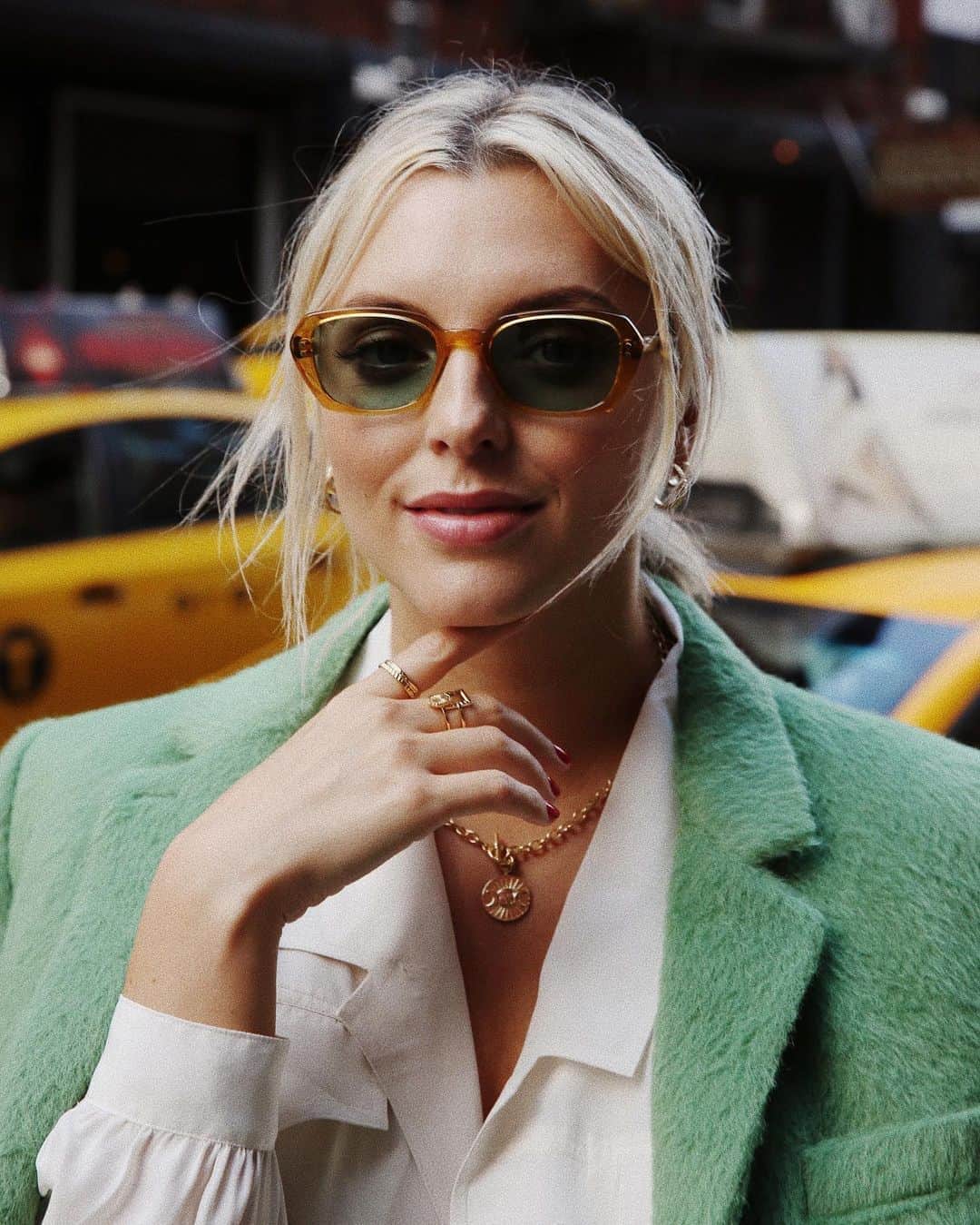 Estée Lalondeのインスタグラム：「{ad/brand collab}  ~ Missing those New York minutes 🍎 @daisy_jewellery #esteelalondeXdaisy」
