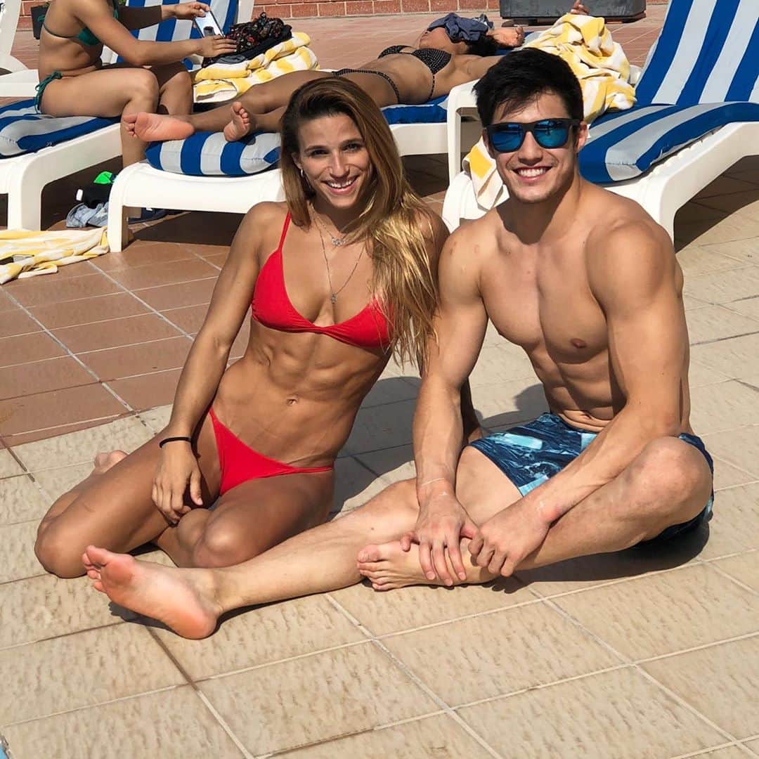 アルトゥール・オヤカワ・マリアノのインスタグラム：「Dois biscoiteiros passando por sua timeline neste domingo! ❤️🔥 Saudades #Doha2018 ! Saudades @jade_barbosa !  Ps: das poucas vezes que eu fui pegar sol era você que me puxava para ir, ou pra tirar foto mesmo! 😅🤪  Enquete: quem ta mais fibrado; Nory ou Jade?  Quem tá só a lolo ali atrás esparramado? • • • #gymnasts #Ginastica #Friends #Sun #JadeBarbosa #Domingo #Nono」