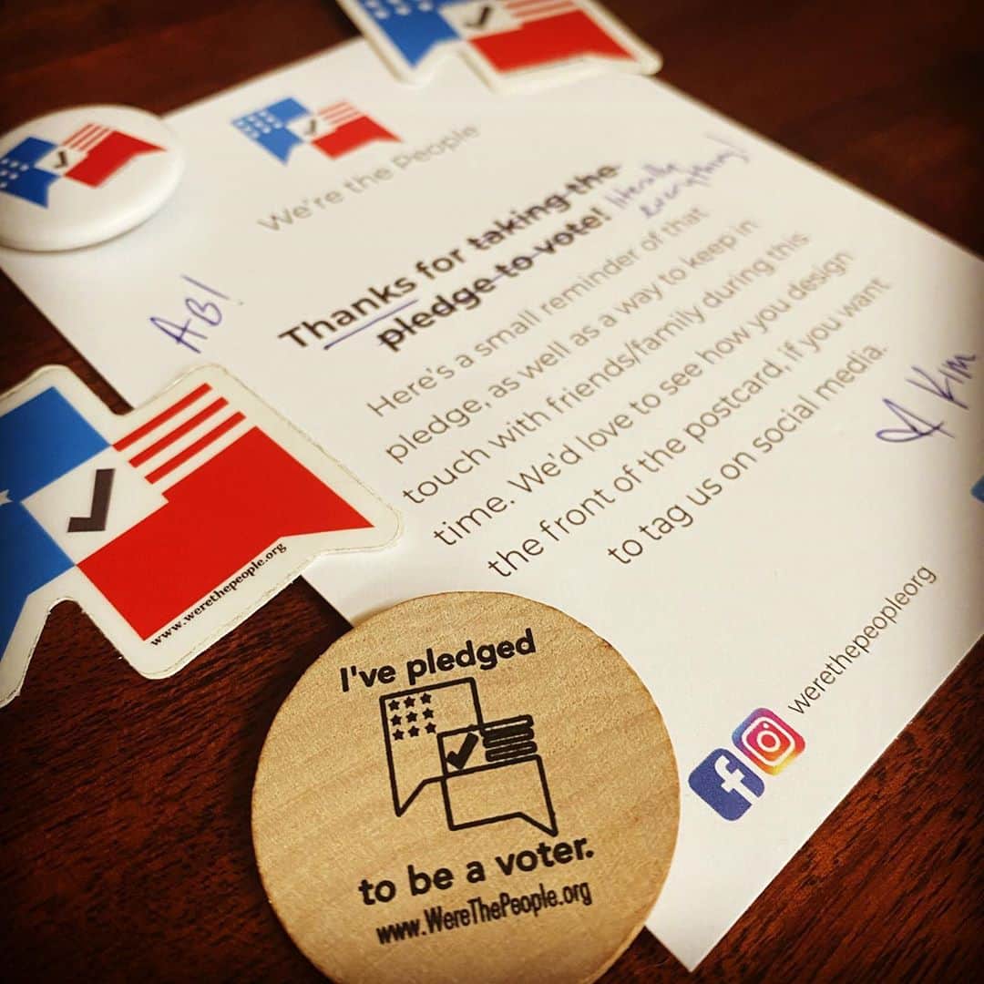 のインスタグラム：「Take the pledge to vote. All it means is making a promise that you’ll vote on or before November 3rd. 🗳 That’s it! @werethepeopleorg will be your accountability buddy and help with any questions you have AND send you free stuff. Really, it’s a win/win/win. 😉 Link in bio.」