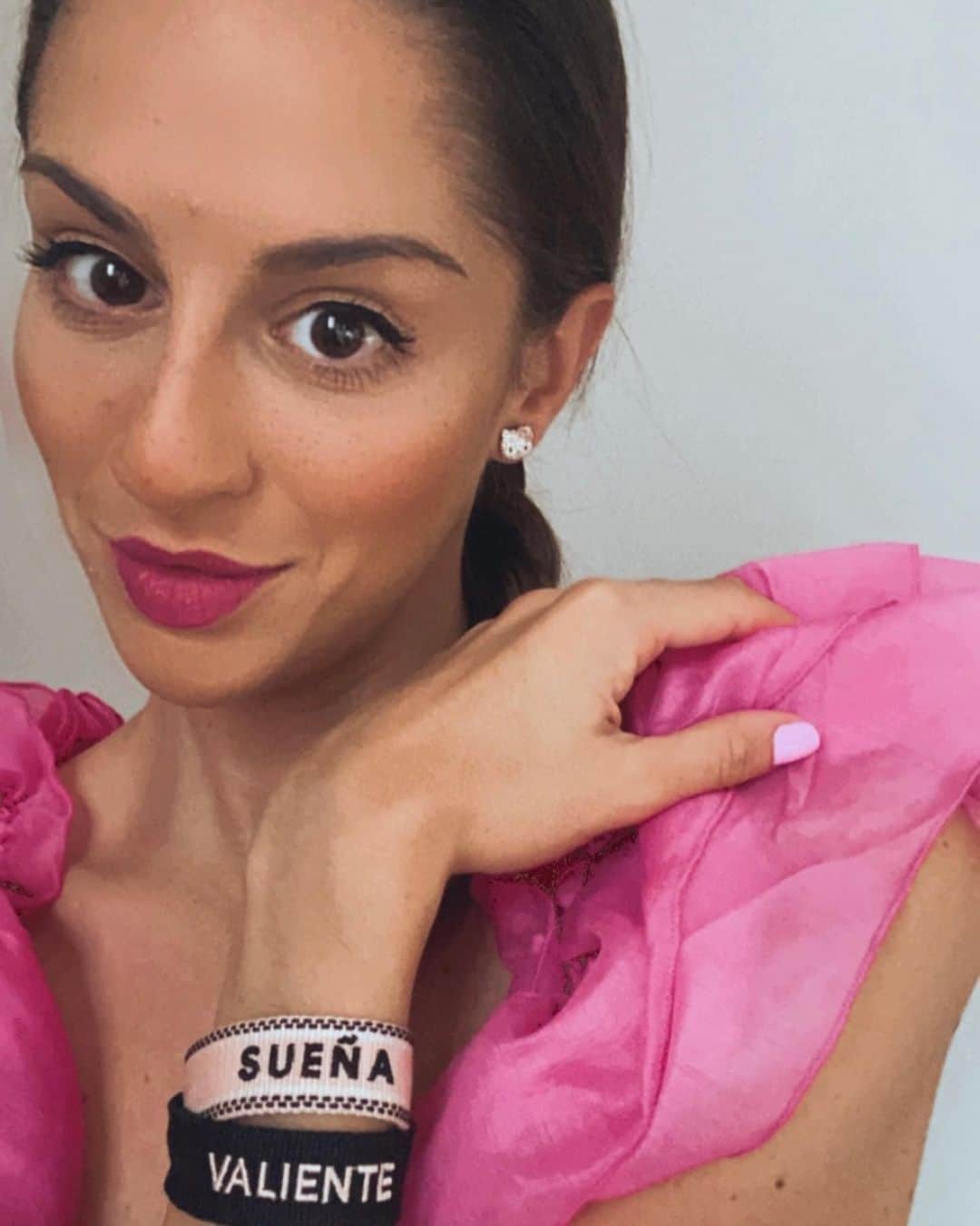のインスタグラム：「“Saca pecho por ellas” es el mensaje que la @aecc_es @aeccleon transmite para seguir luchando contra el cáncer de mama. Se diagnostica un caso cada 15 segundos y en este mes de octubre podemos colaborar con estas 2 pulseras preciosas a través de la tienda de @aecc_es  Lúcelas en tu muñeca porque son súper bonitas!!!  #sacapecho #sacapechoporellas #aecc #19deoctubre #diamundialcancerdemama」