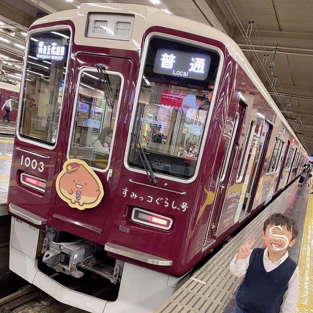 澤野井香里のインスタグラム：「#阪急電車 の#すみっコぐらし号 🚃✨﻿ ﻿ 癒しのイラストが外も中もたくさんあってホッコリできた♡﻿ #京とれいん も見れて電車好きな子供達は大満足♪﻿ ﻿ グランフロント1Fにあるパナソニックの図書館がSの好きな図鑑がたくさん揃ってたりすごく良くて、1時間はゆっくりしてた🥰　﻿ 今年も家で飼ってるカブトムシの幼虫が3匹できてたので、最近は昆虫にも興味津々✨﻿ Mも本好きになって欲しいなぁ〜📚﻿ ﻿ Sの成長キロク✨4歳5ヶ月﻿ ・相変わらず赤ちゃんの頃からずっと電車Love🚃﻿ ・サッカー⚽️とカブトムシも好き﻿ ・USJでジュラシックパークデビュー（大泣き😂）﻿ ・足抜きまわりが好き﻿ ・運動会でリレー選手に🏃‍♀️﻿ ・まだまだイタズラっ子で意味不明な行動が多すぎる﻿ ・囲碁をスタート！﻿ ・お料理が好きで、野菜洗いや毎朝のスムージーのスイッチはS担当🍎﻿ ・よくケンカもするけど妹の面倒をよく見てくれるようになった﻿ （服着せてたり、本読んであげたり、おもちゃで遊んだり）﻿ ・百人一首少しづつ暗唱チャレンジ中✏️﻿ ﻿ #ks_20✨ #ks_osaka✨ #大阪　#グランフロント大阪　#電車　#すみっこぐらし　#電車好き　#子鉄　#子鉄ママ　#ベビフル #ママリ #コドモノ #女の子ママ #男の子ママ　#子供とおでかけ　#S⭐️_ #M🍒_ #S⭐️M🍒」