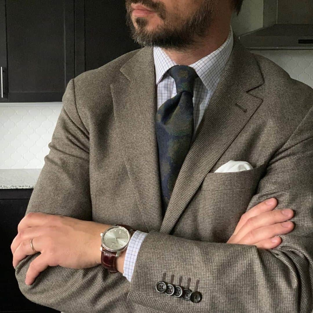 アイクベーハーさんのインスタグラム写真 - (アイクベーハーInstagram)「@torontomanblog absolutely slayed the styling of this #ikebehar suit jacket. Well done sir! . . . . . #weddingstyle #mask #ikebehar #classic #classicmenswear #mensstyle #suitandtie #menswearblog #vintage #film #style #covidrelief #fashionblog #suitandtie #blacktie #behar #suited #whiskey #fallfashion #sweaterweather #mask #ties  #plaid #facemask #covi̇d19 #newyork #styleinspo」10月19日 0時57分 - ikebehar