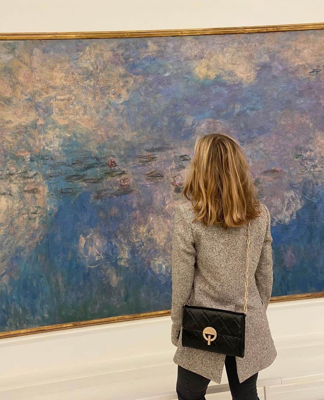 バネッサ・ブリューノさんのインスタグラム写真 - (バネッサ・ブリューノInstagram)「Un instant poétique avec @camilleyolaine devant "Les Nymphéas" de Claude Monet. ⁠⠀ ⁠⠀ A poetic moment with @camilleyolaine in front of "Les Nymphéas" by Claude Monet. ⁠⠀ ⁠⠀ #vanessabruno #womenwelove #vanessabrunowomen #vanessabrunobags #moonbags」10月19日 0時58分 - vanessabruno