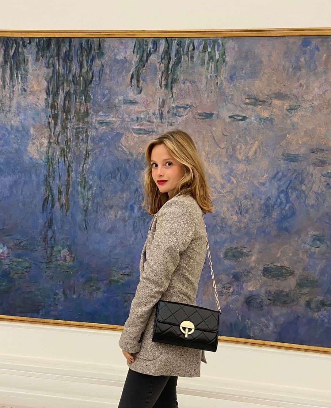 バネッサ・ブリューノさんのインスタグラム写真 - (バネッサ・ブリューノInstagram)「Un instant poétique avec @camilleyolaine devant "Les Nymphéas" de Claude Monet. ⁠⠀ ⁠⠀ A poetic moment with @camilleyolaine in front of "Les Nymphéas" by Claude Monet. ⁠⠀ ⁠⠀ #vanessabruno #womenwelove #vanessabrunowomen #vanessabrunobags #moonbags」10月19日 0時58分 - vanessabruno