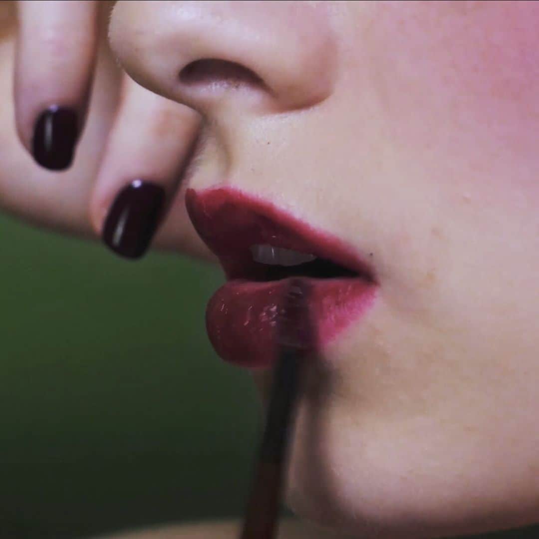 アディクションのインスタグラム：「Fall Colors ♥️ Stain Lips ans Short Nails are modern finish ♥️ 秋らしいダークなカラーの季節到来。 リップは染めるように、ネイルは短いシェイプがモダンな仕上がりへのポイントです！ #makeupxayako」
