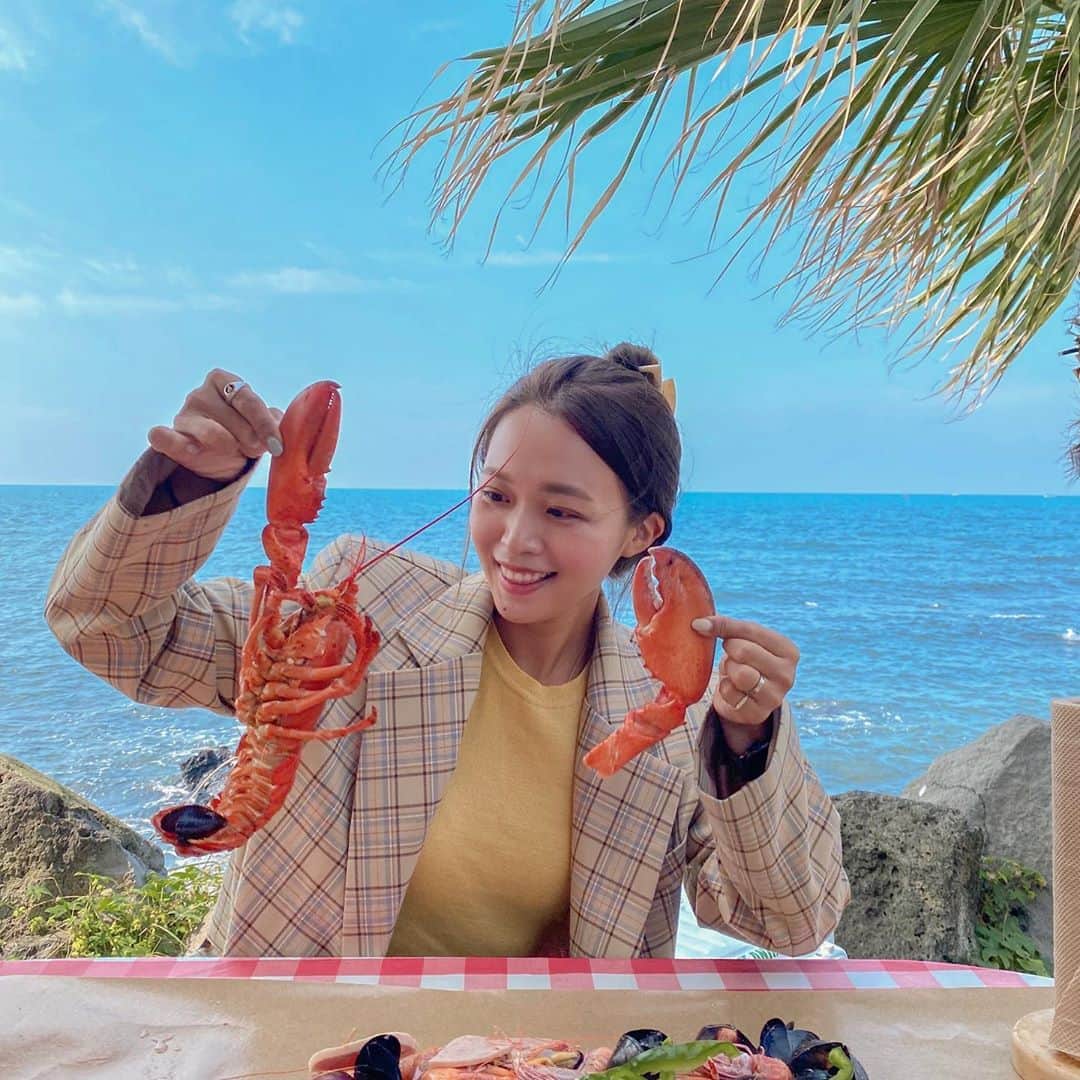 キム・ダヘのインスタグラム：「#크랩잭 대세라길래 한시간 반 기다려서 가봐쏘오 킹크랩들고 사진찍으려고 들었는데 들자마자 뽀각... 🦞🦐  예쁘긴한데 야외다보니 낮에도 좀 추웠오요.. 단단히 따뜻하게 입고가세오...」