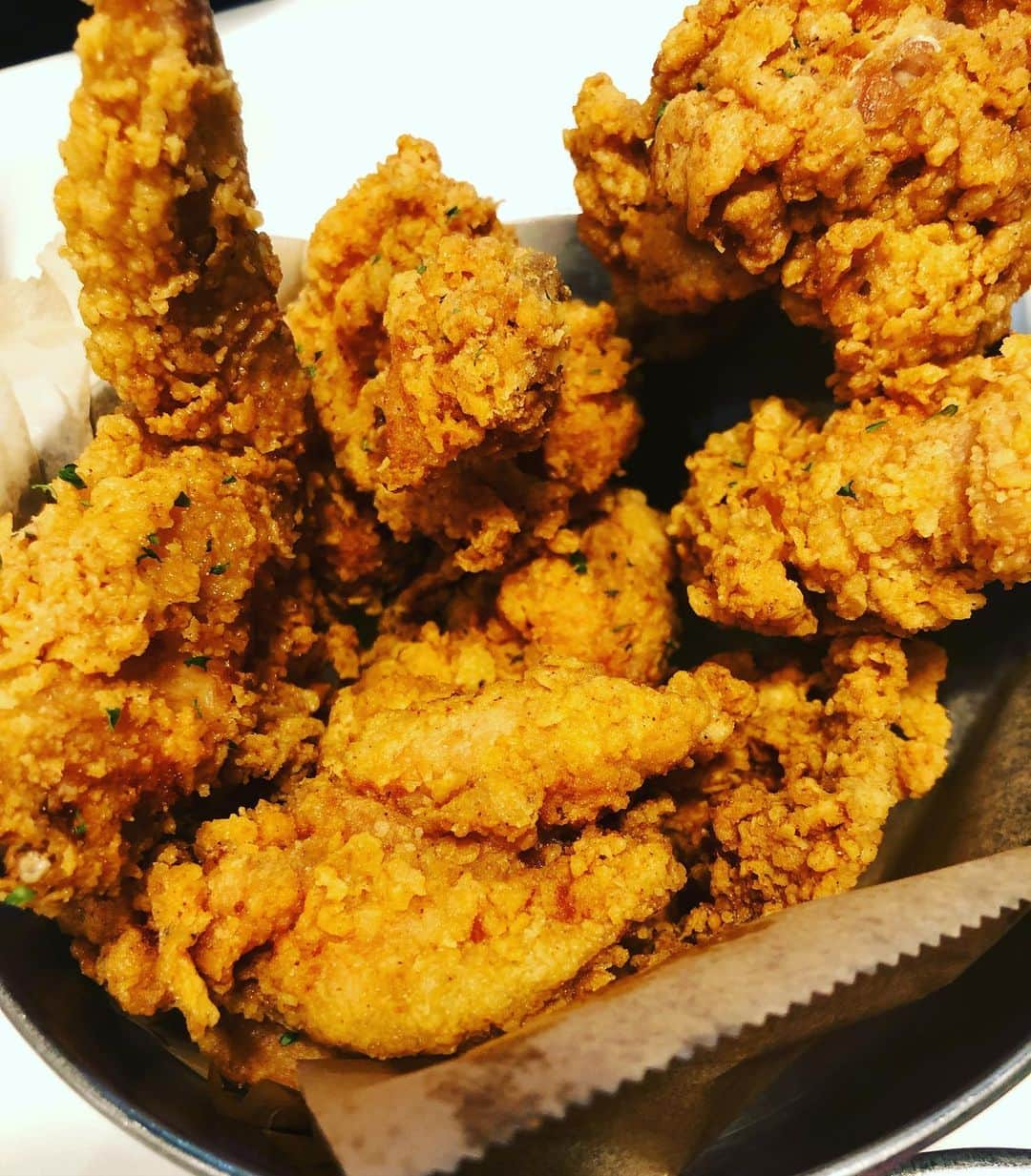 堤太輝さんのインスタグラム写真 - (堤太輝Instagram)「新大久保 『NANDAIMON CHICKEN 南大門チキン』  アップしてないのあった🤭  綺麗なカフェ感のあるお店だったよ キンパ、フライドチキン🍗、ヤンニョムチキン🍗、コーンチーズ🧀  写真見るとやはり食べたくなる🤤  フライドチキンは骨付きっしょw 手袋は左手🧤でチキン🍗 そしたら右手で치킨 무を🥢で食べれるじゃんと子供に教えた。 娘ちゃんは左手に手袋を付け右手でチキン食べてたよw😂  そろそろ新大久保行かなきゃ😁  ていうかずっと言ってるが早く韓国行きたい。。。✈️  #NANDAIMONCHICKEN  #南大門チキン #キンパ #김밥 #フライドチキン #후라이드치킨 #ヤンニョムチキン #양념치킨 #コーンチーズ #韓国料理  #韓国グルメ  #韓国ごはん  #新大久保 #新大久保グルメ  #新大久保カフェ  #新大久保コリアンタウン #新大久保フライドチキン  #新大久保ヤンニョムチキン #新大久保チキン #韓国好きな人と繋がりたい  #韓国好きな人と仲良くなりたい  #韓国料理大好き  #早く韓国行きたい」10月19日 0時59分 - 223_taiki