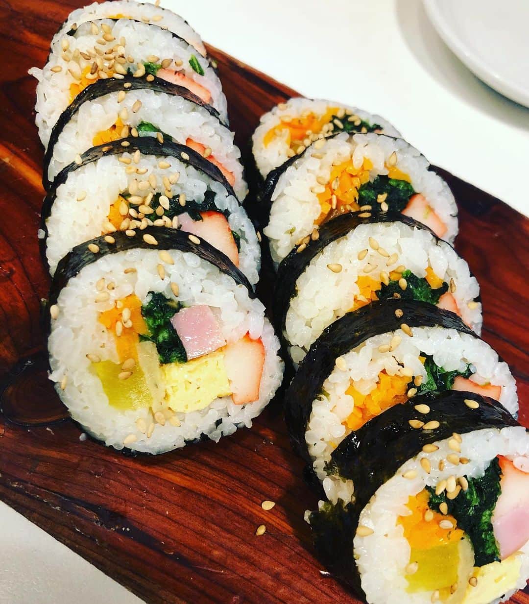 のインスタグラム：「新大久保 『NANDAIMON CHICKEN 南大門チキン』  アップしてないのあった🤭  綺麗なカフェ感のあるお店だったよ キンパ、フライドチキン🍗、ヤンニョムチキン🍗、コーンチーズ🧀  写真見るとやはり食べたくなる🤤  フライドチキンは骨付きっしょw 手袋は左手🧤でチキン🍗 そしたら右手で치킨 무を🥢で食べれるじゃんと子供に教えた。 娘ちゃんは左手に手袋を付け右手でチキン食べてたよw😂  そろそろ新大久保行かなきゃ😁  ていうかずっと言ってるが早く韓国行きたい。。。✈️  #NANDAIMONCHICKEN  #南大門チキン #キンパ #김밥 #フライドチキン #후라이드치킨 #ヤンニョムチキン #양념치킨 #コーンチーズ #韓国料理  #韓国グルメ  #韓国ごはん  #新大久保 #新大久保グルメ  #新大久保カフェ  #新大久保コリアンタウン #新大久保フライドチキン  #新大久保ヤンニョムチキン #新大久保チキン #韓国好きな人と繋がりたい  #韓国好きな人と仲良くなりたい  #韓国料理大好き  #早く韓国行きたい」