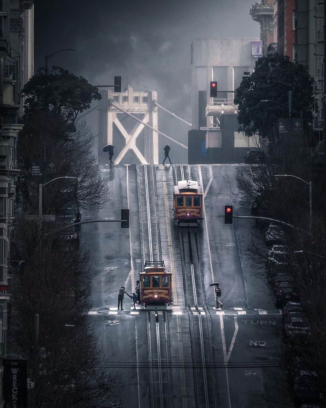 Instagramさんのインスタグラム写真 - (InstagramInstagram)「#HelloFrom California Street in San Francisco, California.⁣ ⁣ We are dreaming of the hilly streets in the storied city, where the old trolleys climb and descend against the backdrop of the Bay Bridge. ⁣ ⁣ Even when it’s raining. ☔️ ⁣ ⁣ Photo by @mindz.eye⁣」10月19日 1時01分 - instagram