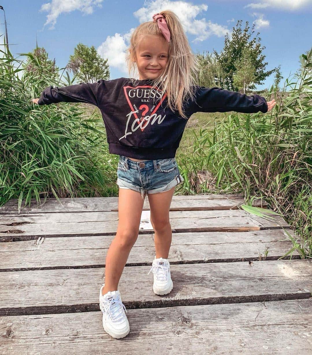 ゲスのインスタグラム：「weekend mood 😊❤️ #GUESSKids (📸: @ssolkosss)」